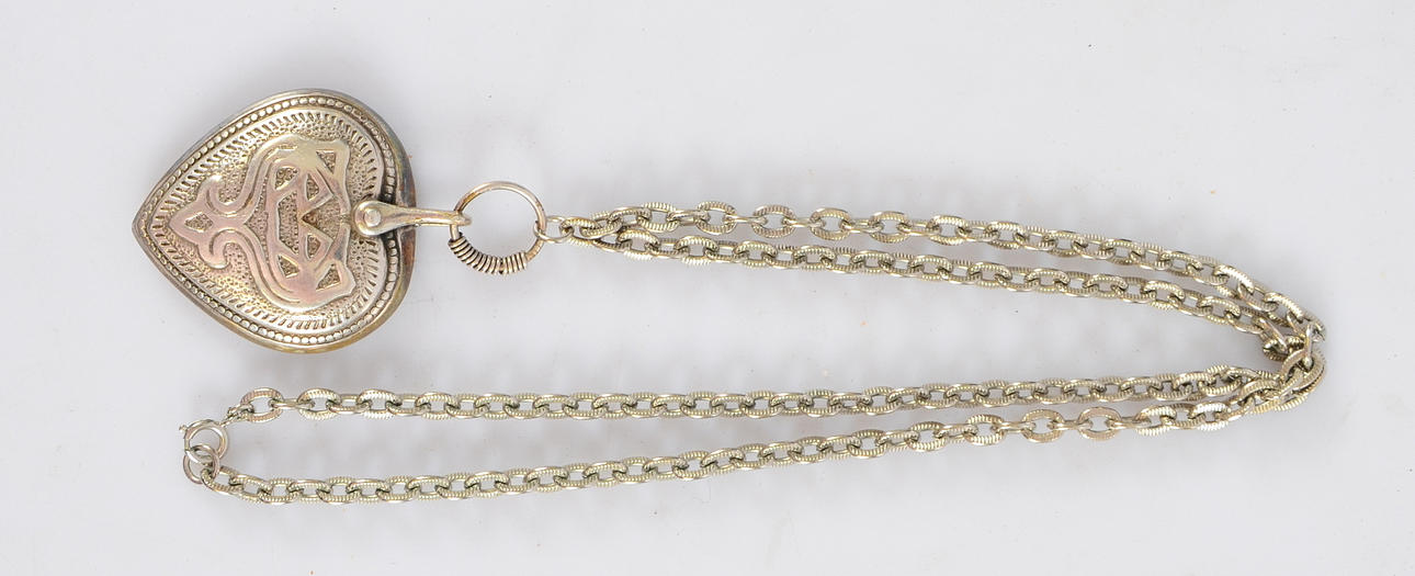 HALSCOLLIER MED HÄNGE, vitmetall, Koru Kalevala.