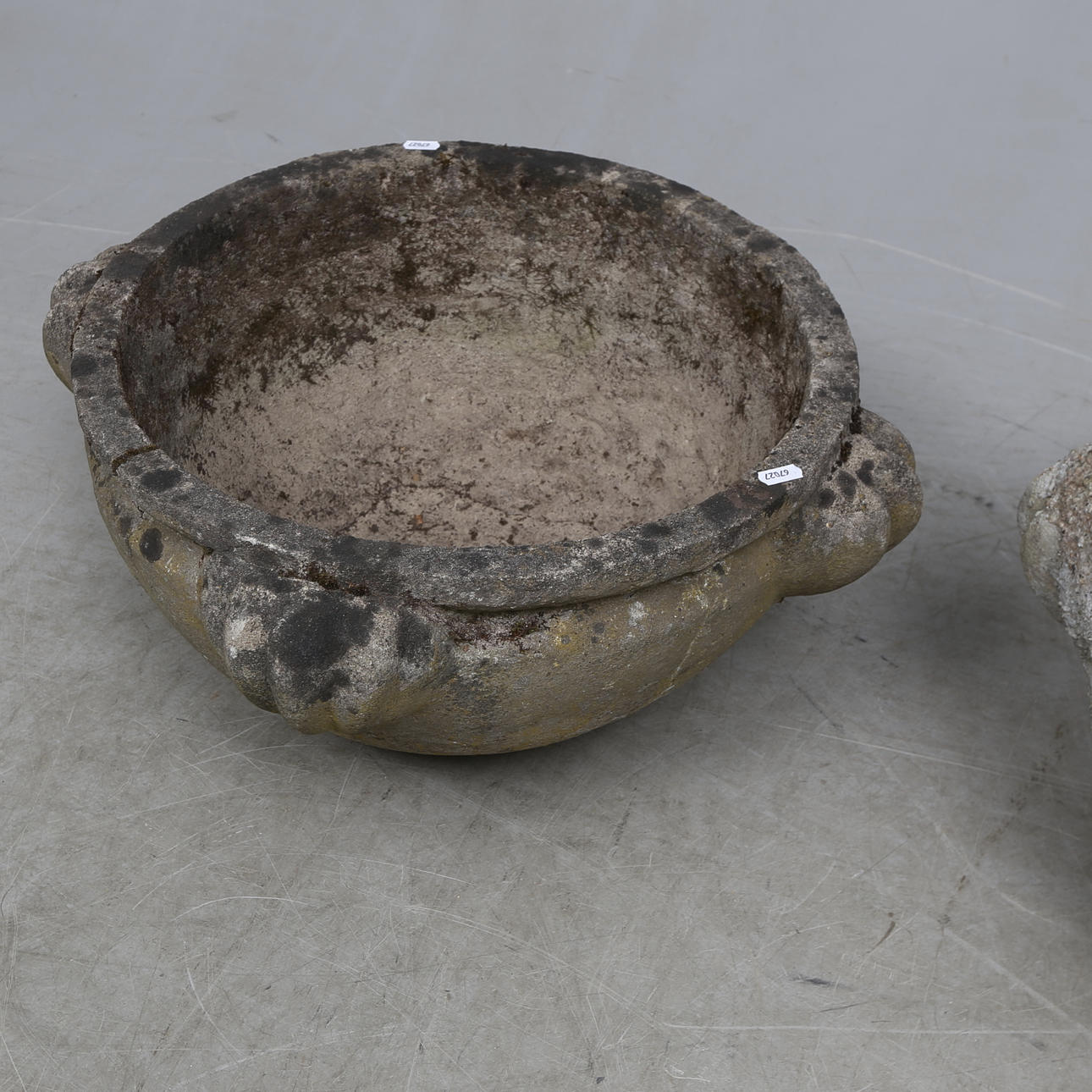 TRÄDGÅRDSURNOR, ett par, sten, 1900/2000-tal.