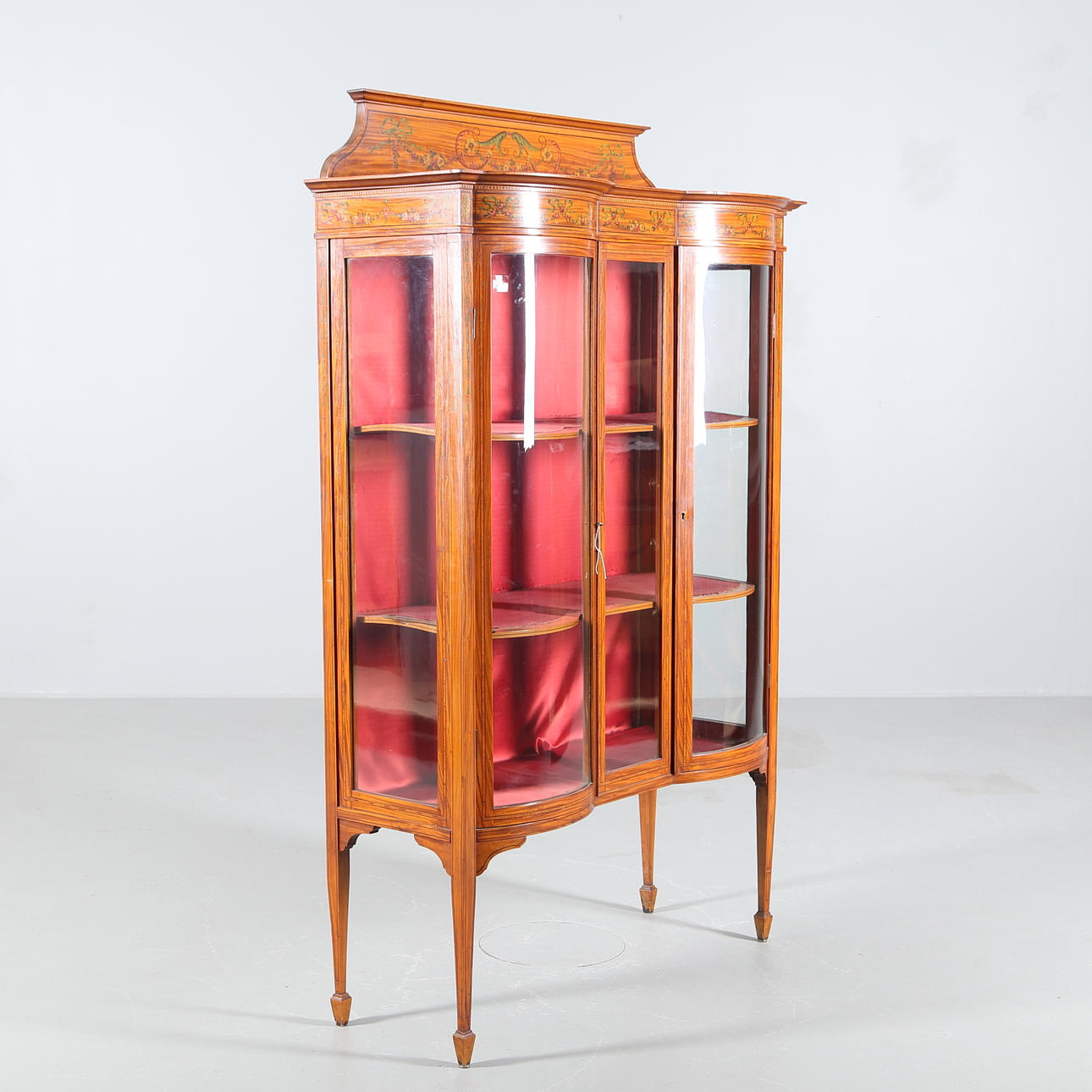 VITRINSKÅP i Engelsk Adam-style, 1900-tal.