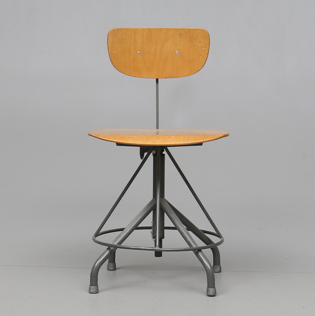 SNURRSTOL, industristil, Åry Stålmöbler AB, 1900-talets andra hälft.