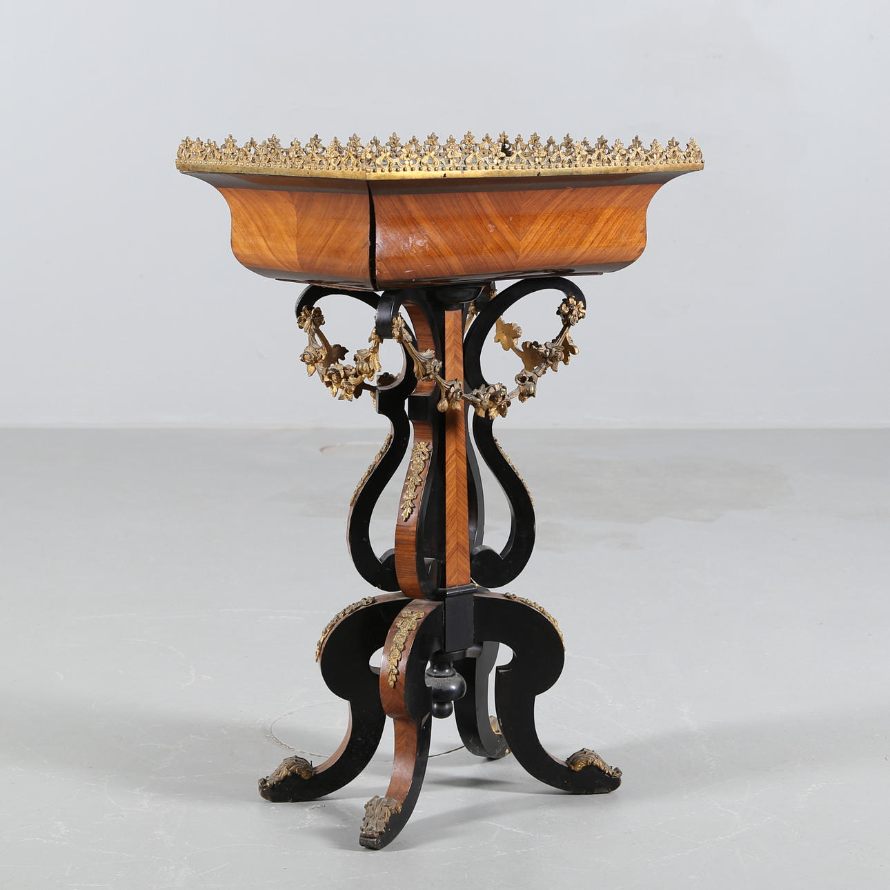 BLOMBORD Frankrike Louis XV-stil, 1800-talets slut.