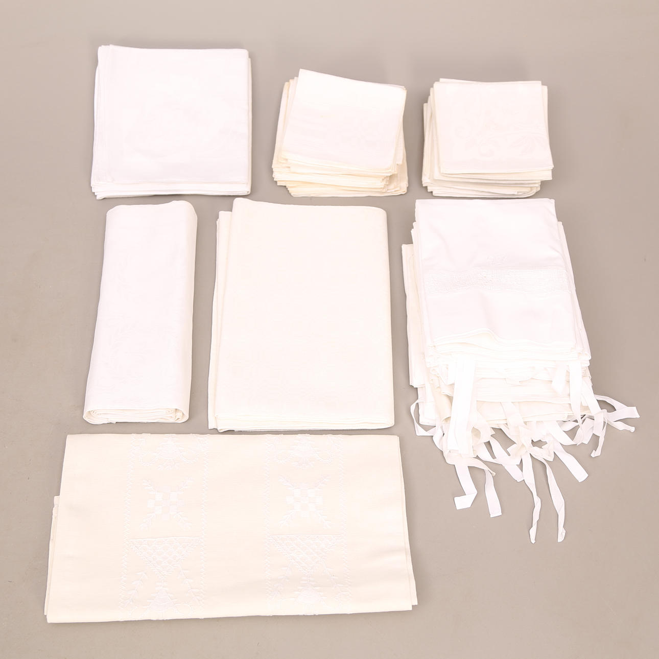 TEXTILIER: 13 örngott + 39 servetter + 6 dukar, 1900-tal.