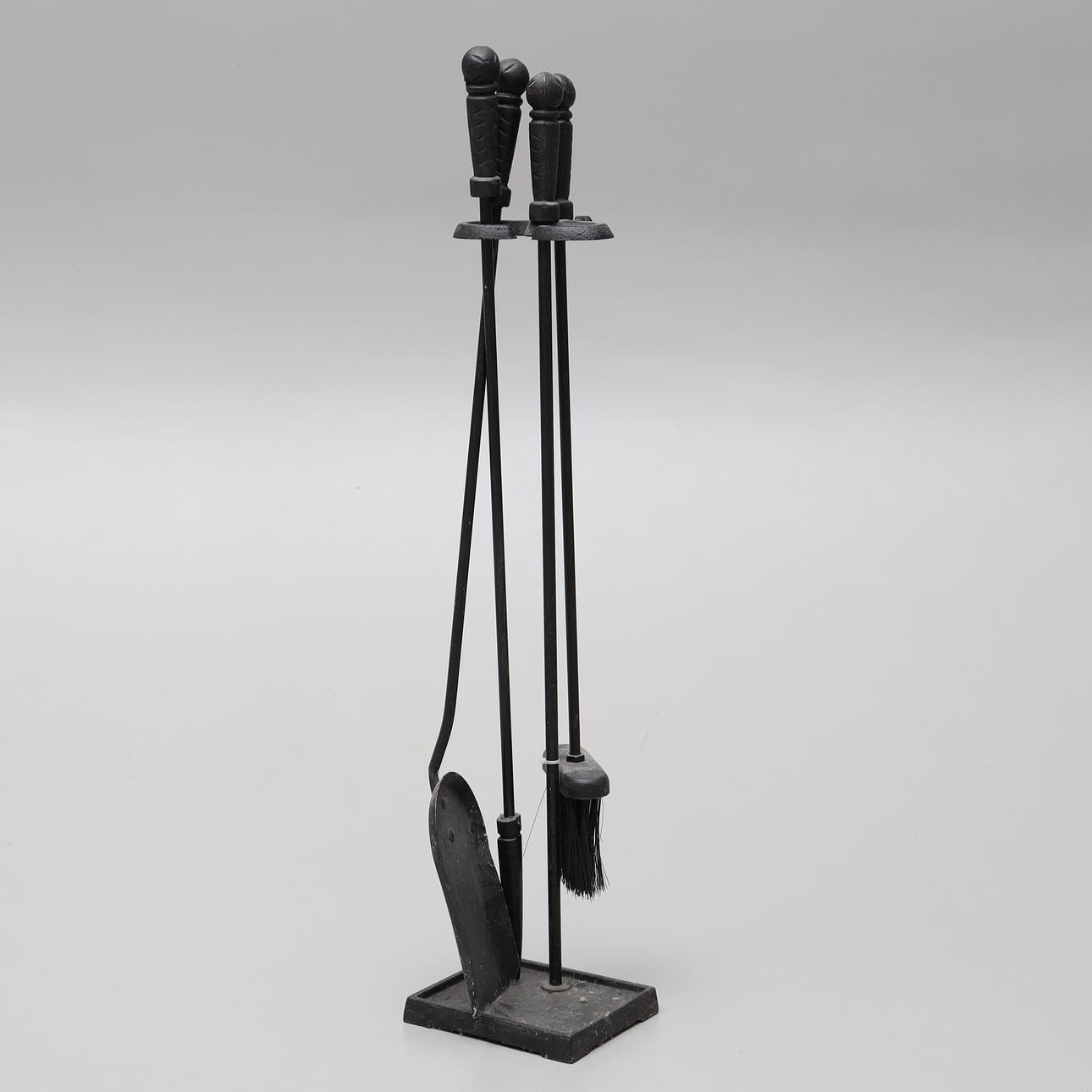 3-osainen takkateline ja jalusta, valurautaa.