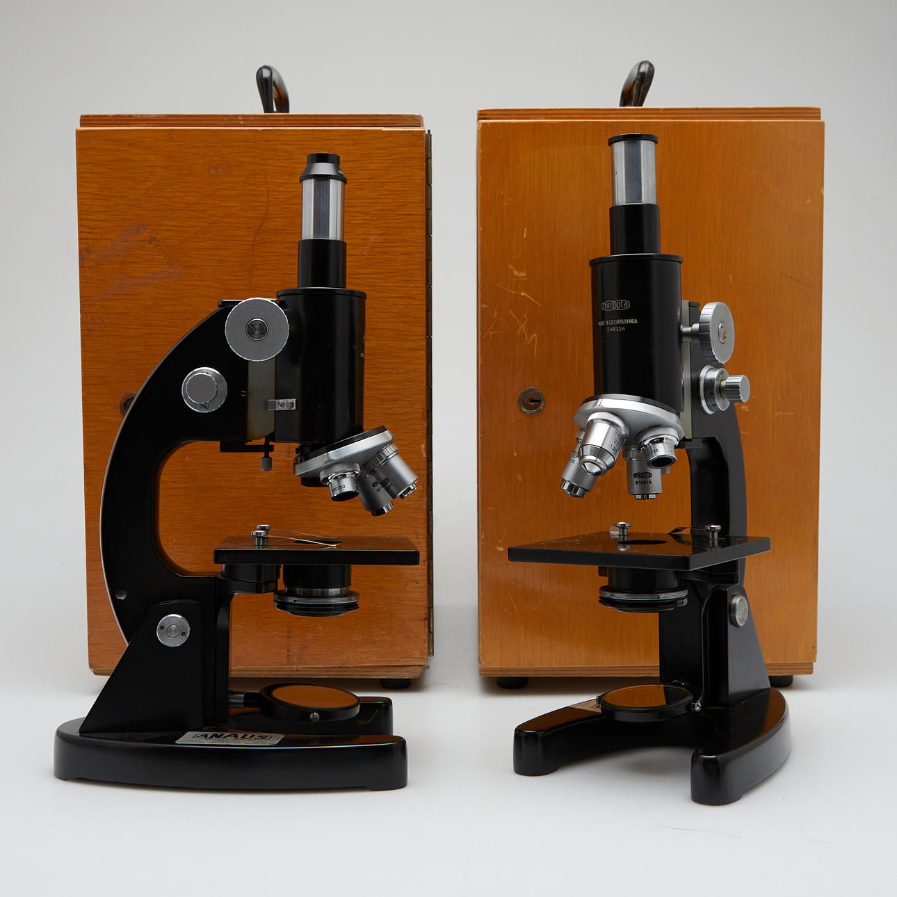 Meopta, 2 microscopios en caja de madera.