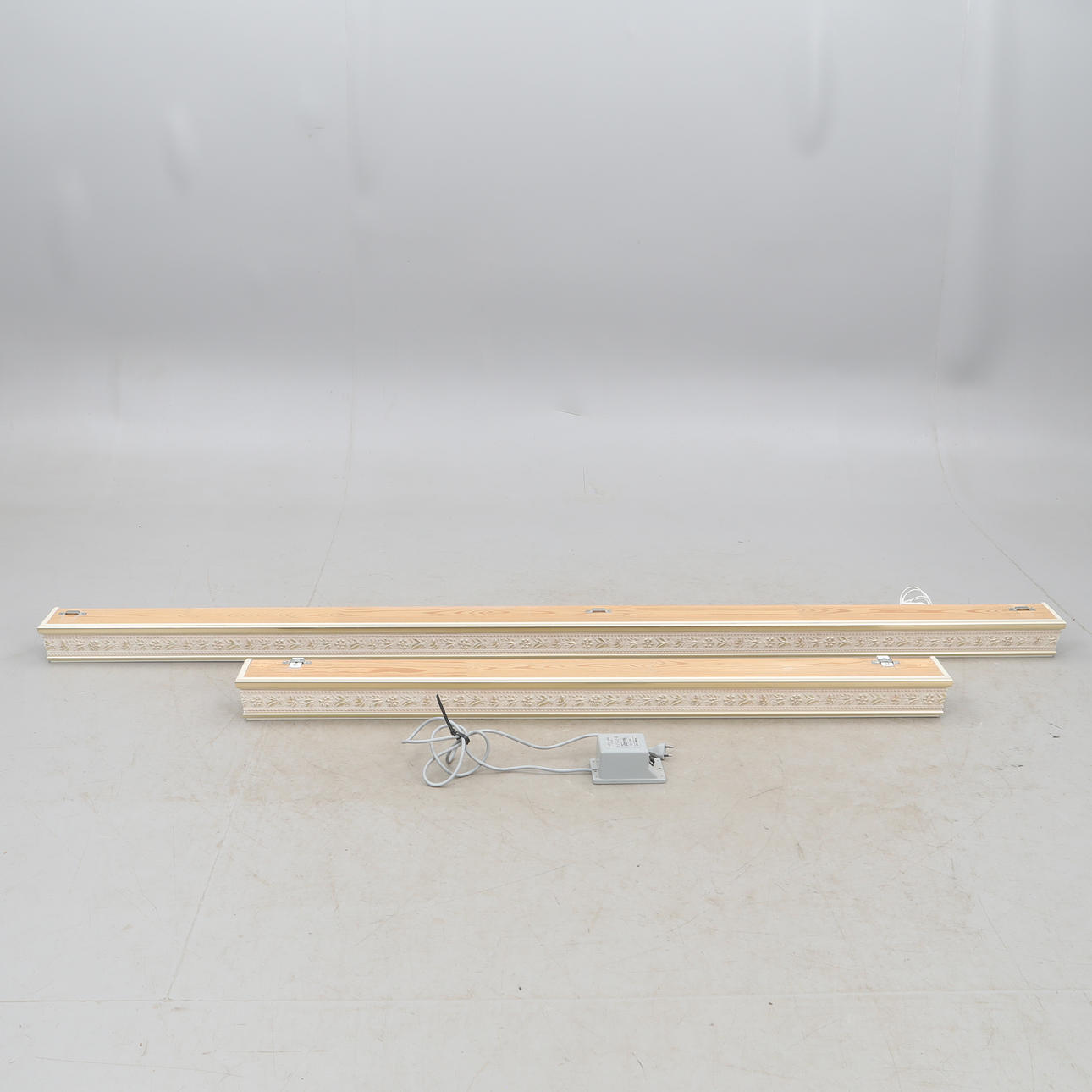 CORNICES, 2 pieces, with lighting.