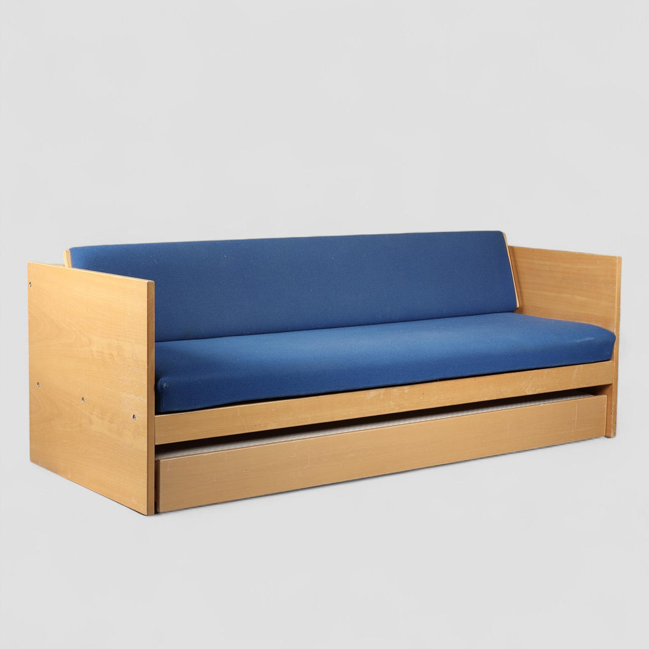 HANS J. WEGNER. Beech sofa bed with pull-out bed, wool cover, Getama, GE 261, designed in 1954.