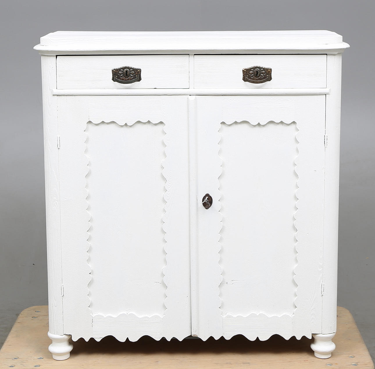 SKÄNK, vitmålad, sent 1800-tal.