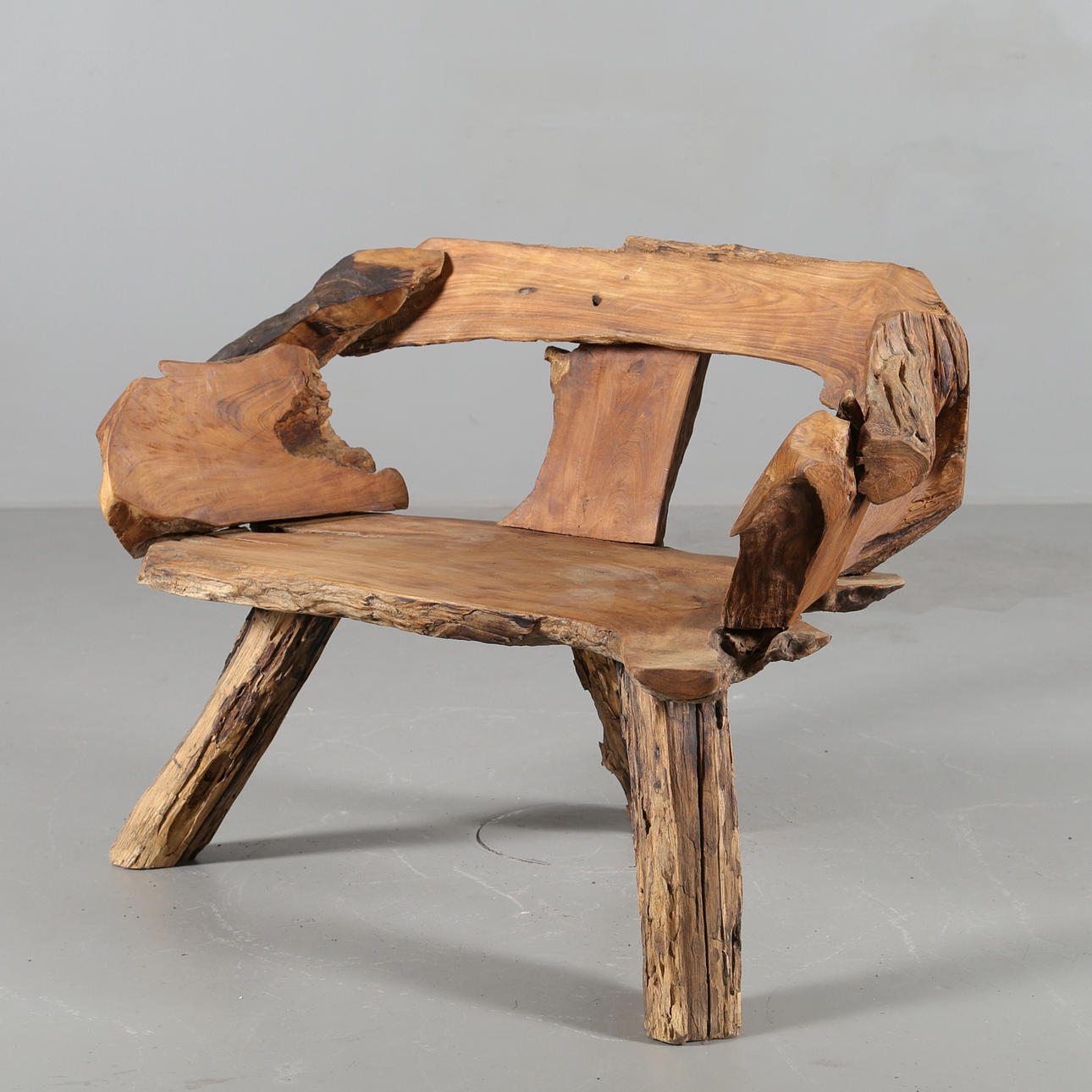 BÄNK av massiv teak.