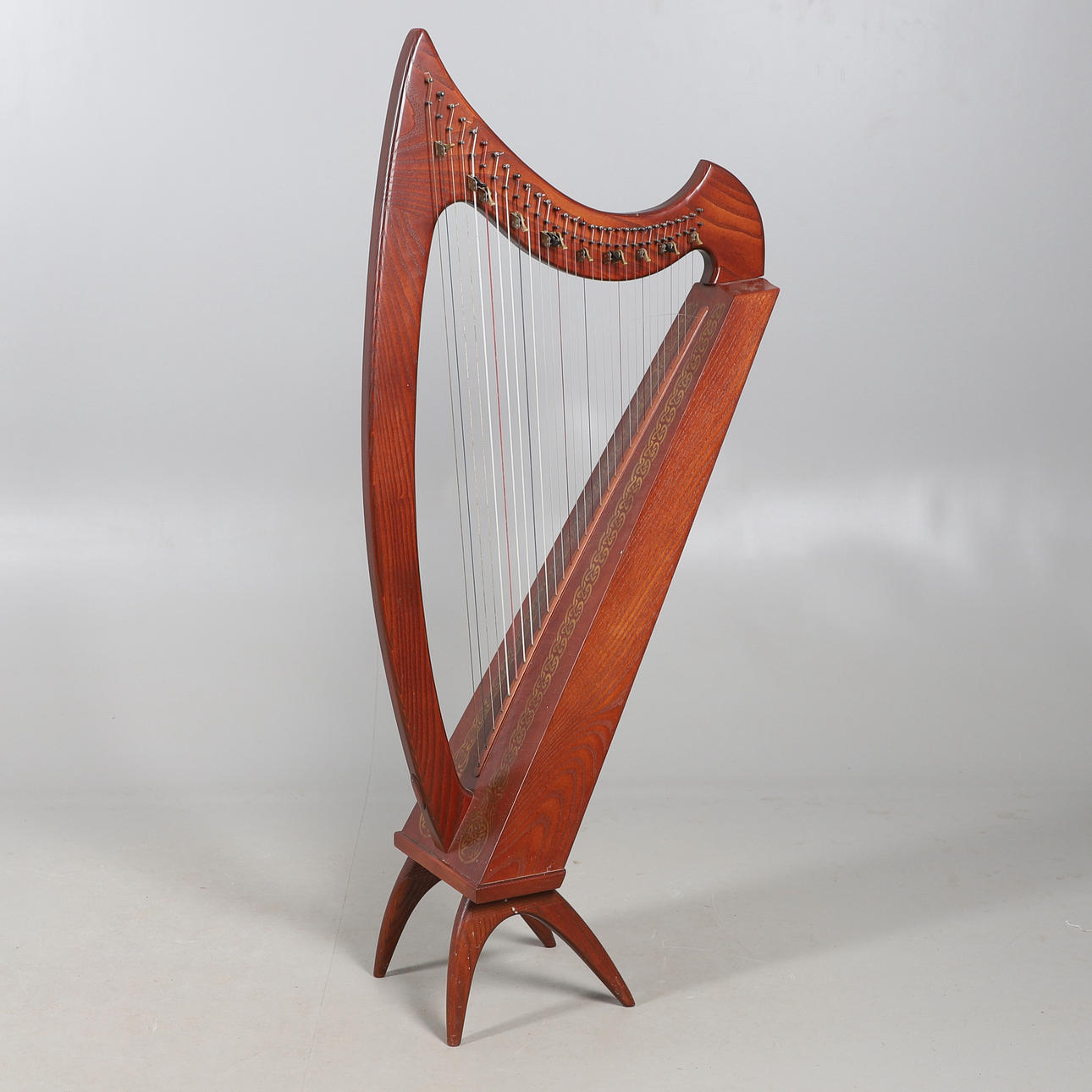 ARPA DE MADERA TEÑIDA DE ALREDEDOR DE LOS 70.