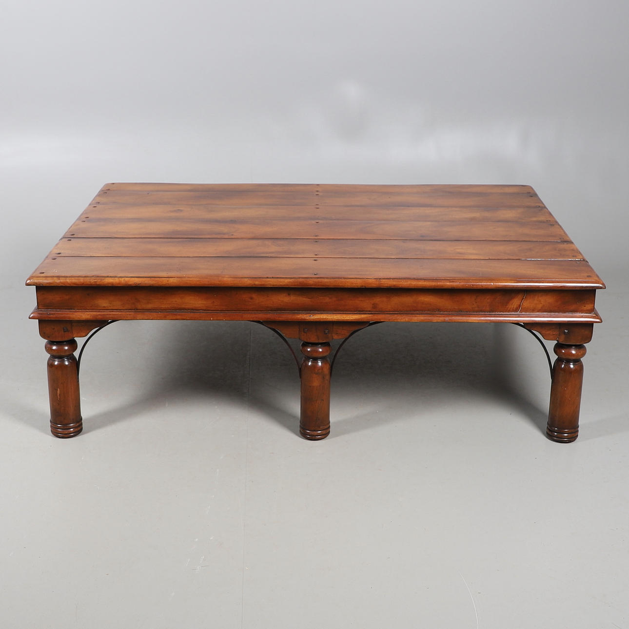 MESA DE CENTRO INDONESIA MODERNA CON TABLERO DE TABLAS.