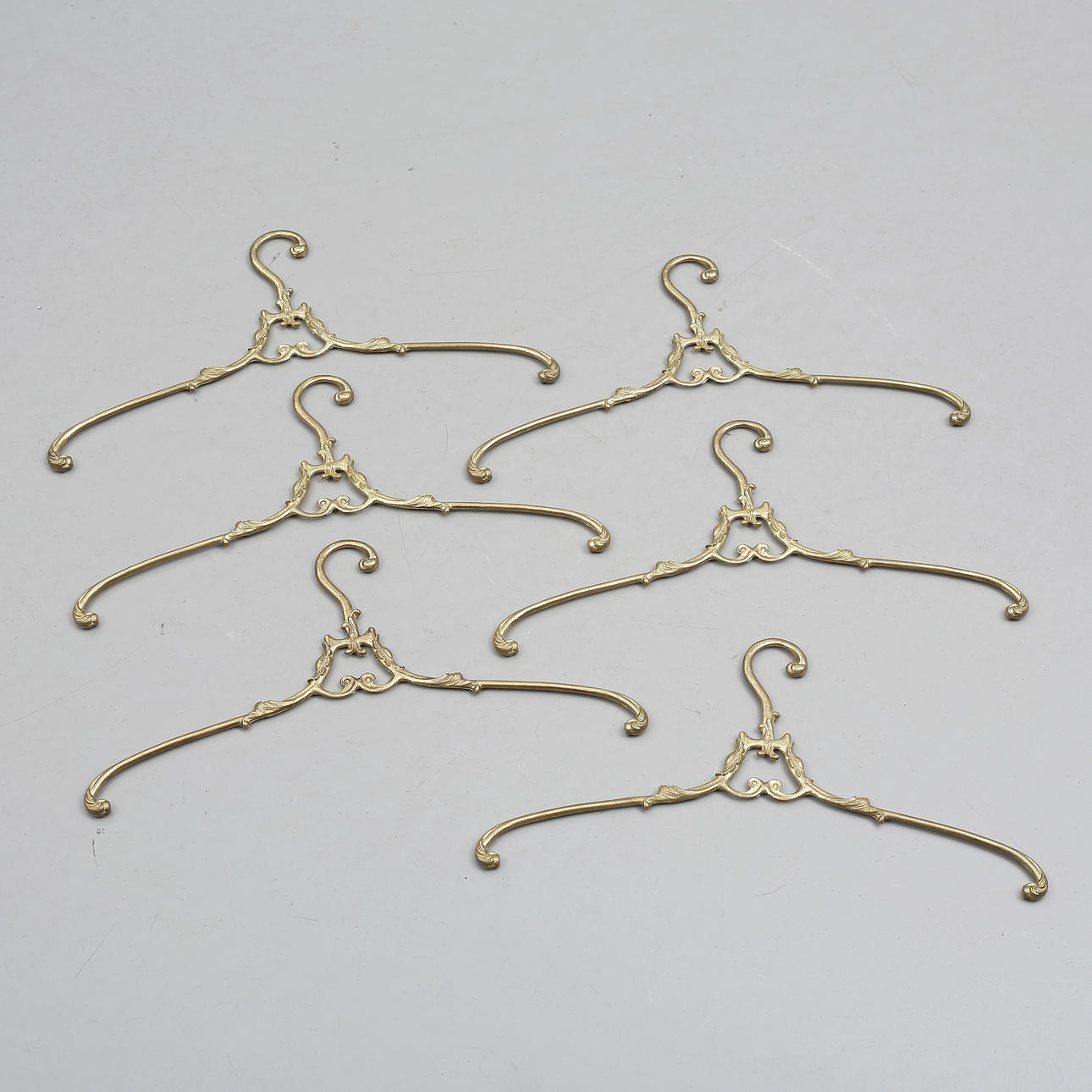 Hangers, yellow metal, 6 pcs.