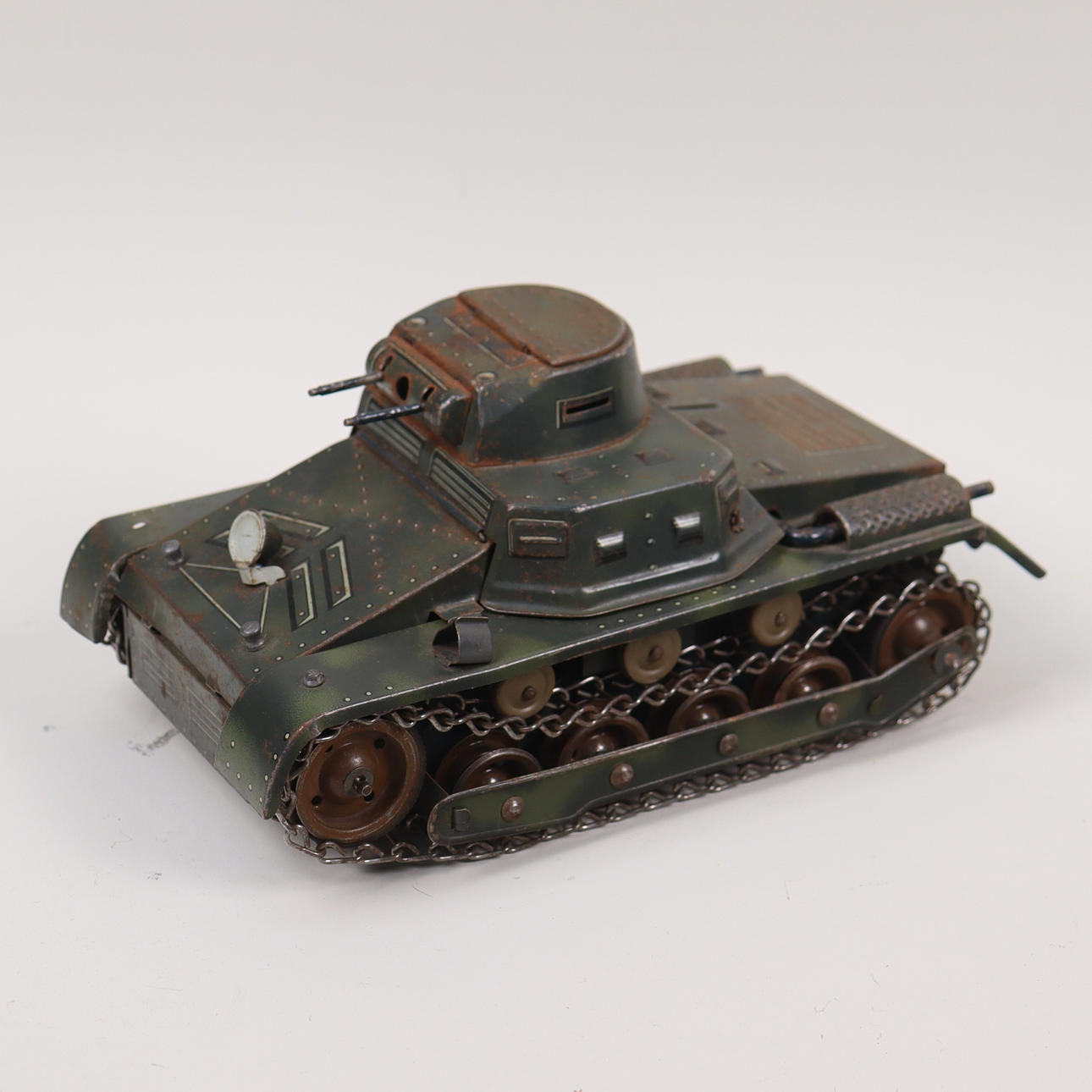 A Tipp & Co tank, Germany, “100-Schuss-Panzer”, lithographed plate with clockwork, 1930s.