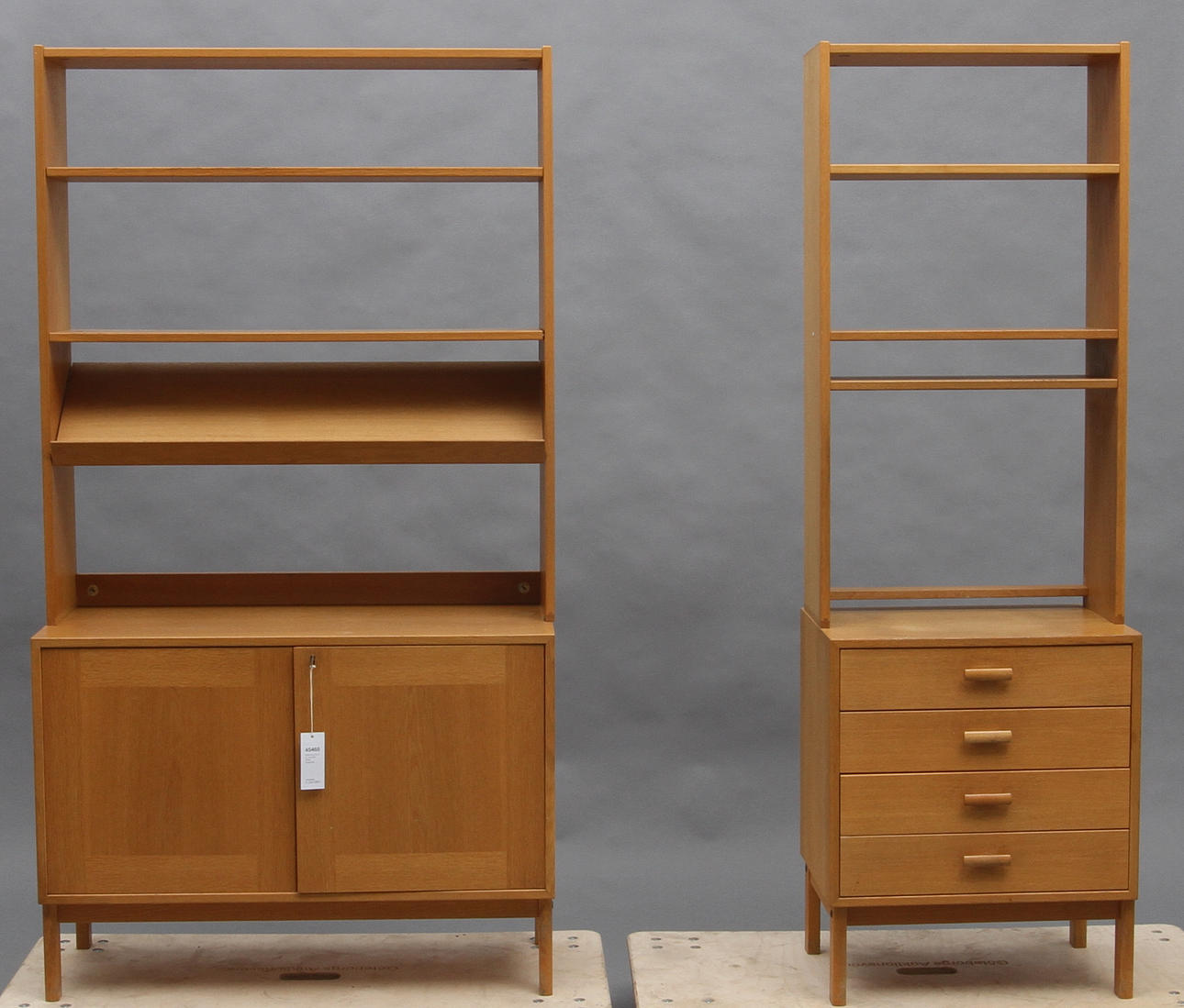 BOKHYLLOR, 2 st, sannolikt Börge Mogensen.