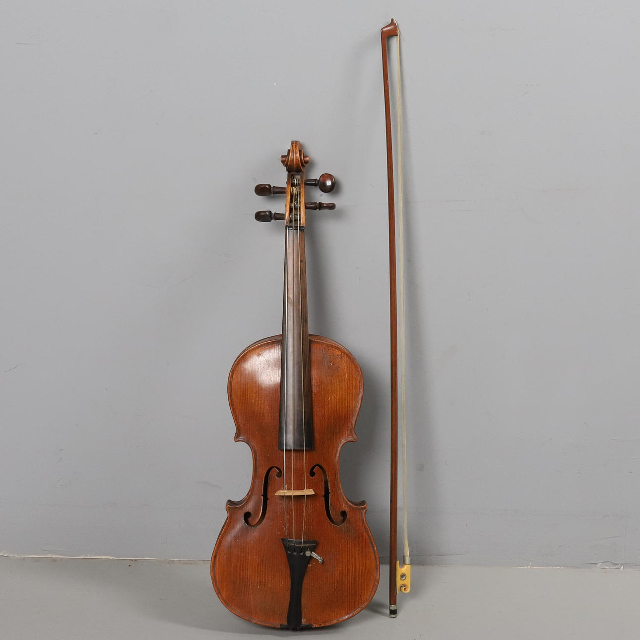 VIOLÍN CON CUERDA, «modelo Stainer», de la marca Steiner.