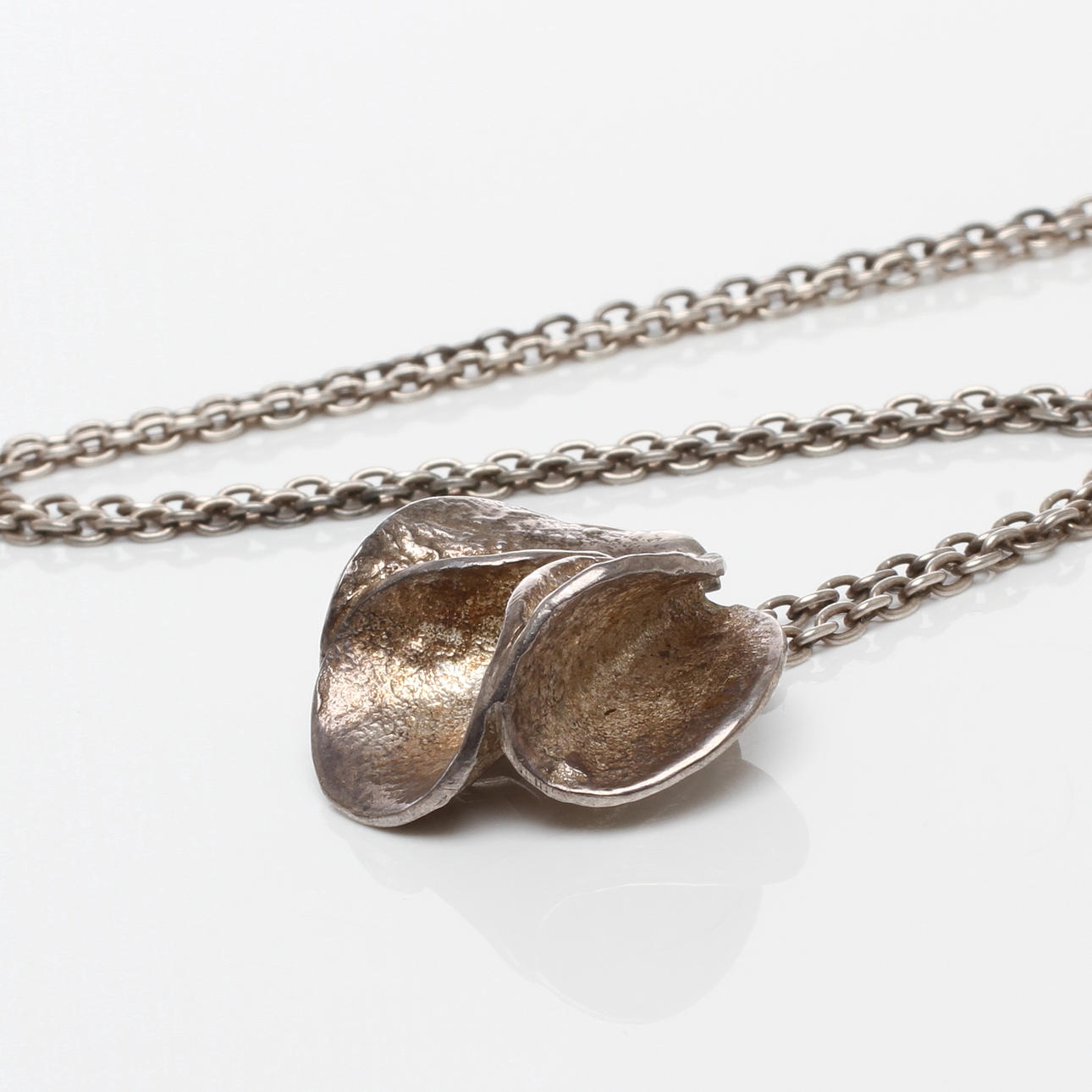 HÄNGE med kedja, silver, Teresia Hvorslev, MEMA, Lidköping, 1978.