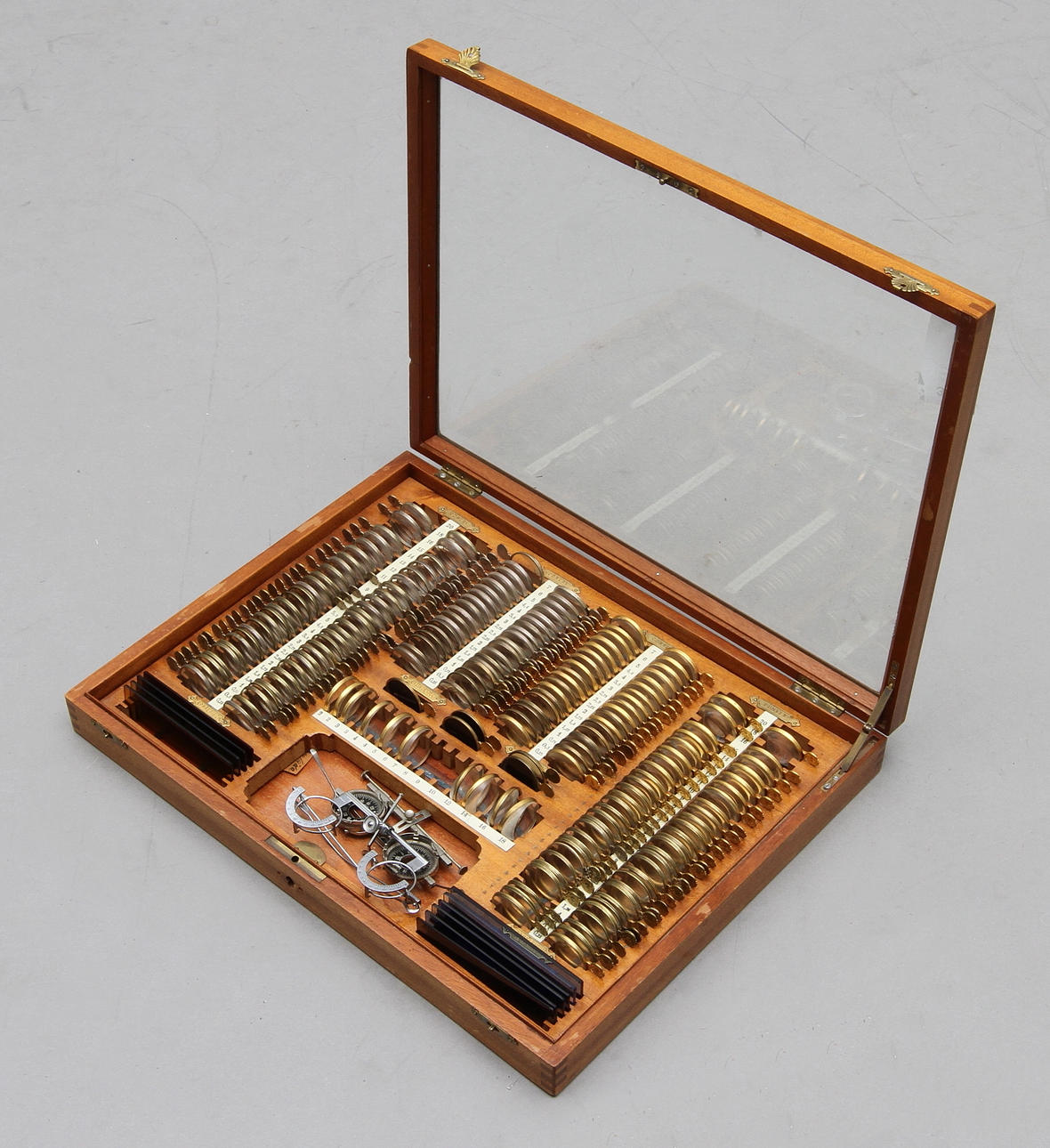 OPTIKERLÅDA. Med optiska glas.