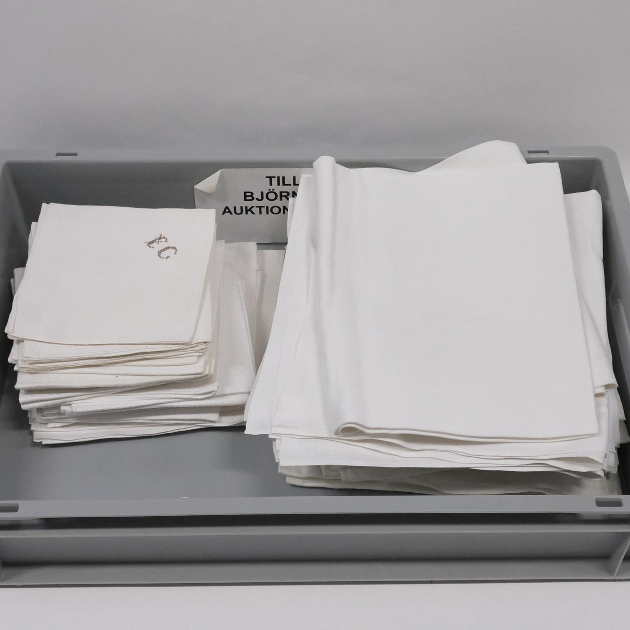 70 LINEN NAPKINS AND TABLECLOTH.