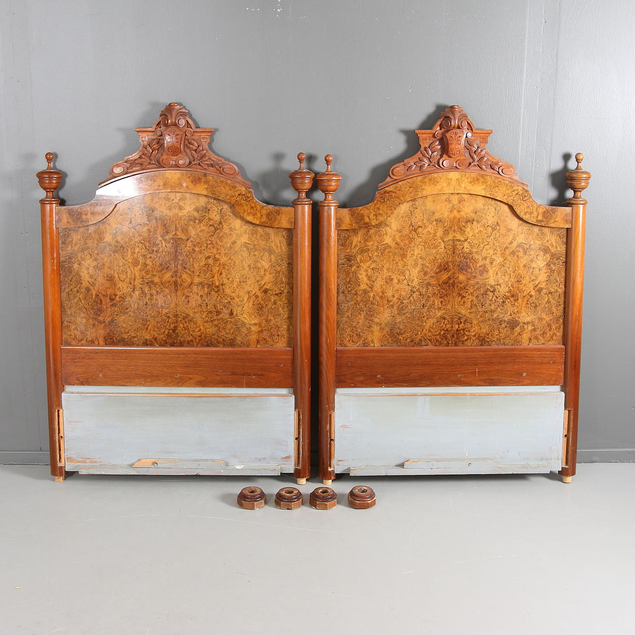 HUVUDGAVLAR TILL IMPERIALSÄNG, 2 st, rotfanér, 1800-talets andra hälft.