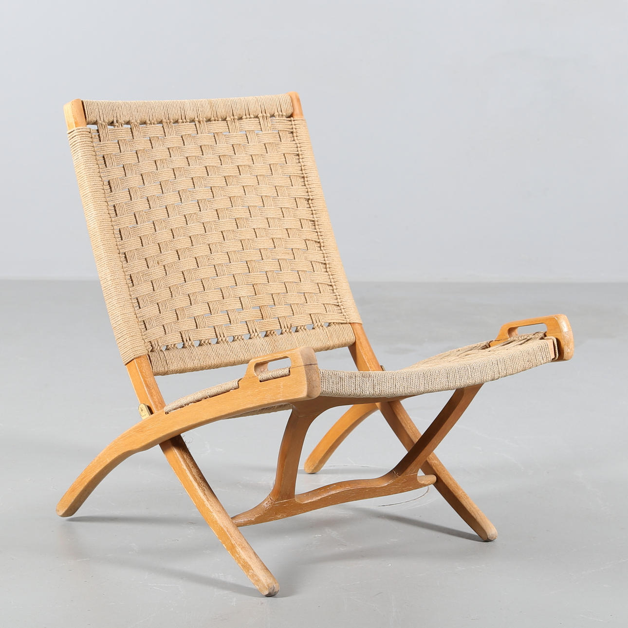 HANS J WEGNER. EFTER. Fällstol i bok och jutesnöre, tidig kopia av JH 512.