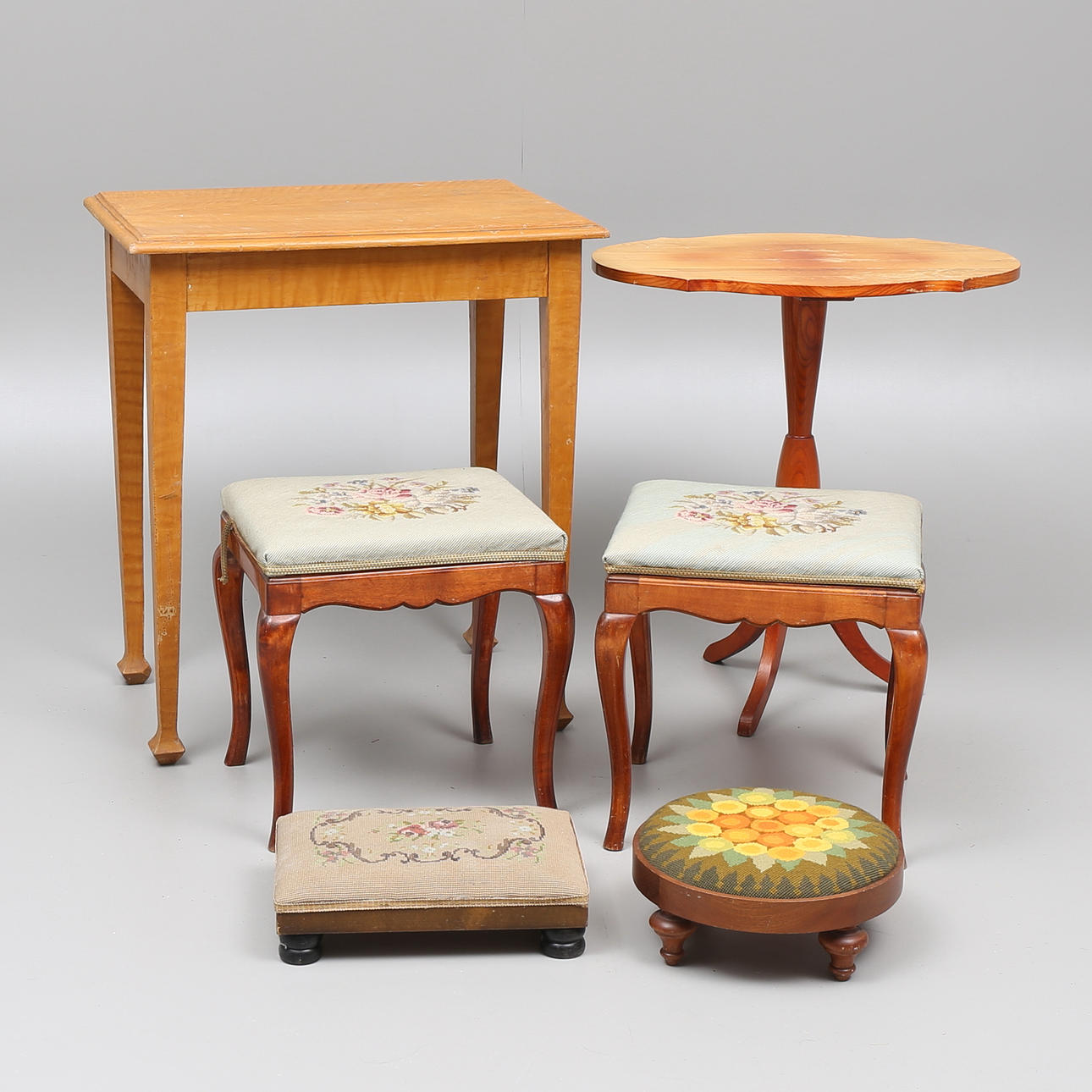 BORD, 2 st samt PALLAR, broderade, 4 st, 1900-tal.