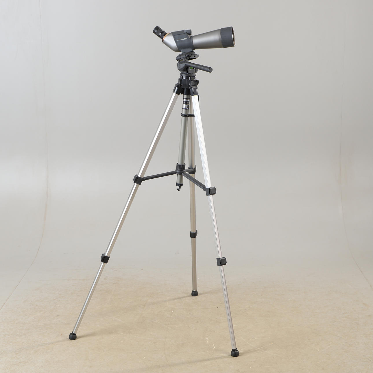 TUBE BINOCULARS WITH TRIPOD, Focus target.