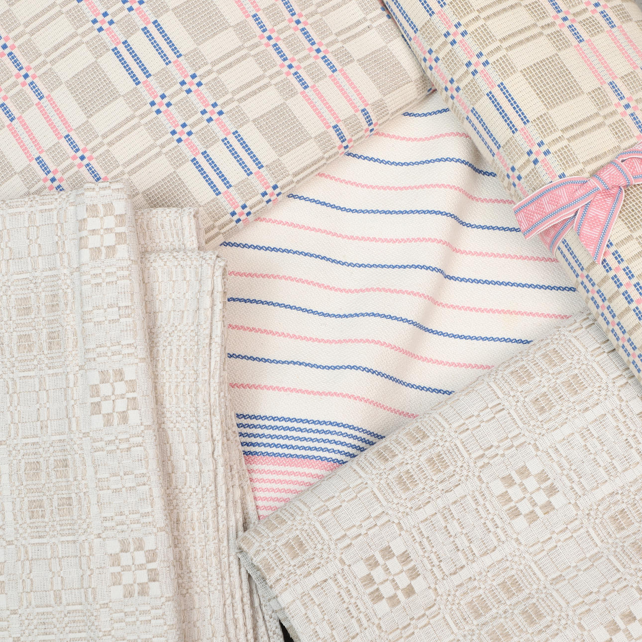 4 TABLECLOTHS, including Blekingedrällduken Linslöjden.