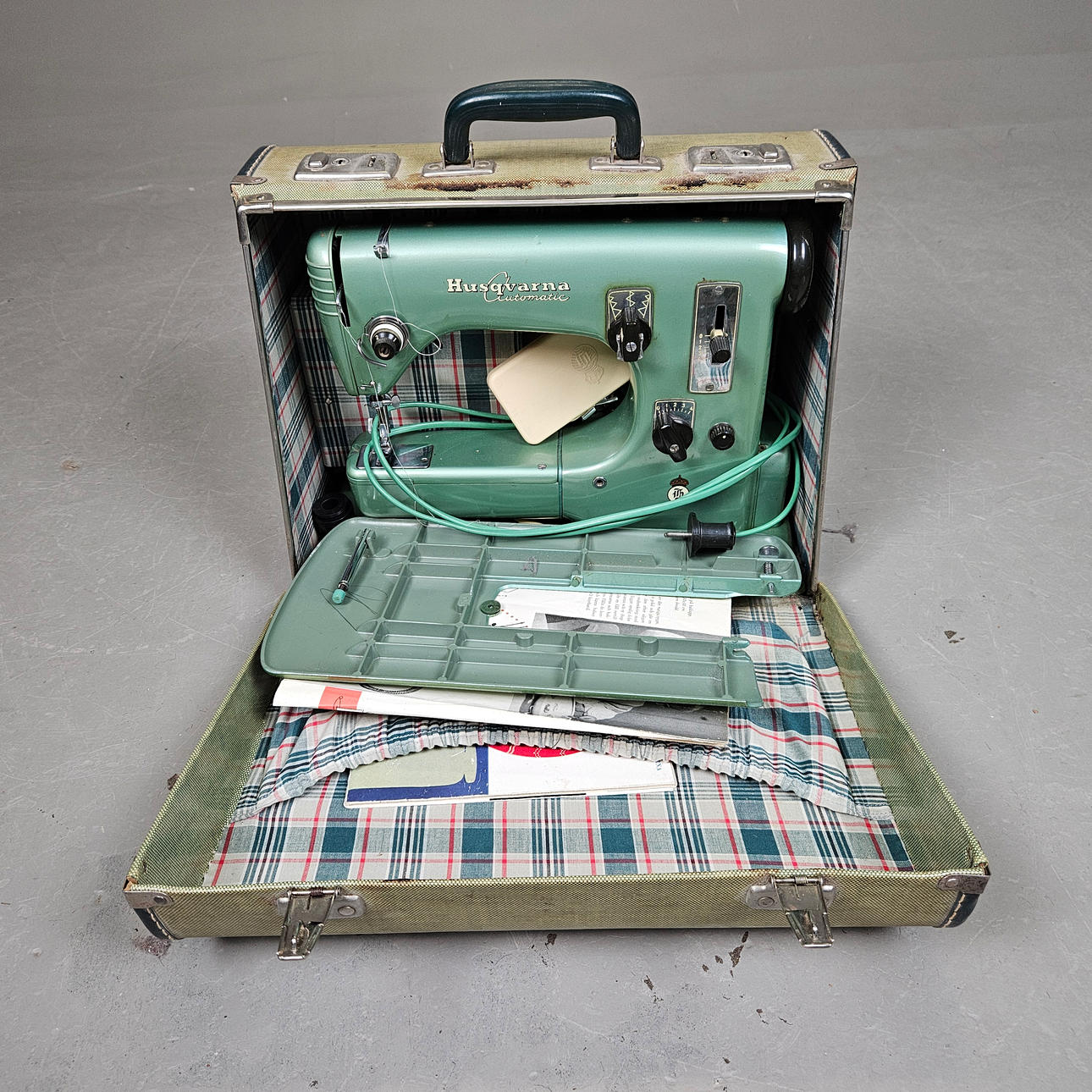 SEWING MACHINE, Husqvarna automatic.