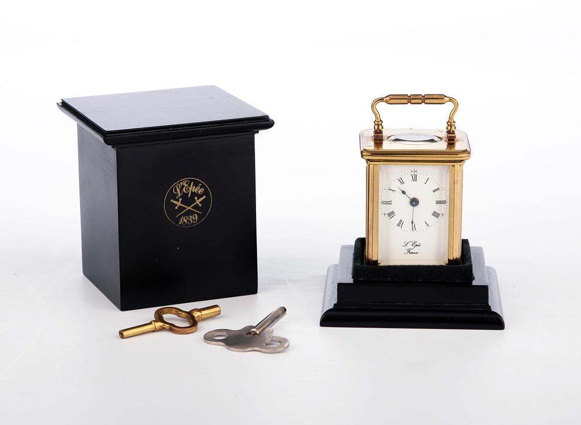 AUGUSTE L`EPEE. miniatyr. Modell 1839, reseklocka/bordsur.