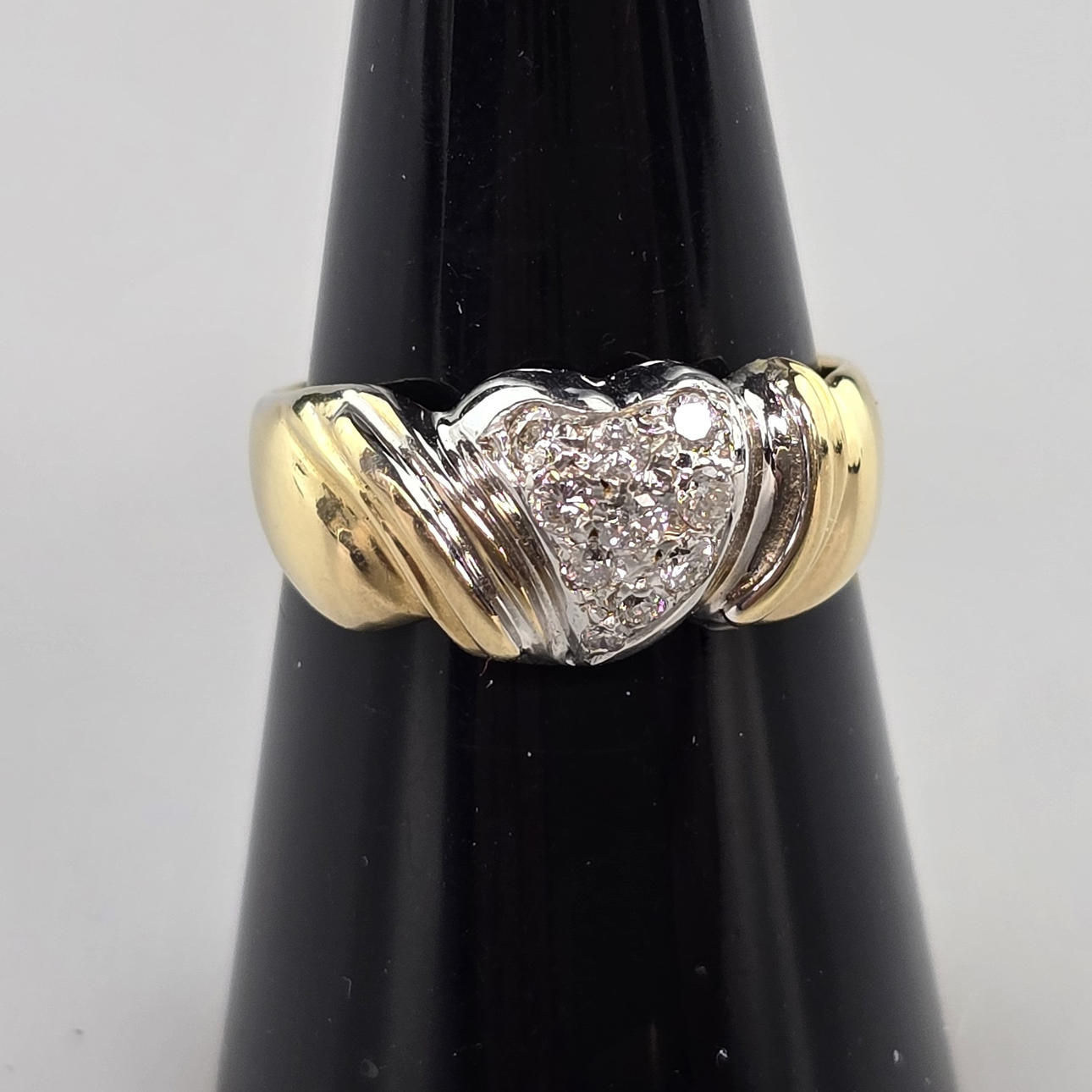 - 18K DIAMOND RING - 750/000 YELLOW GOLD.