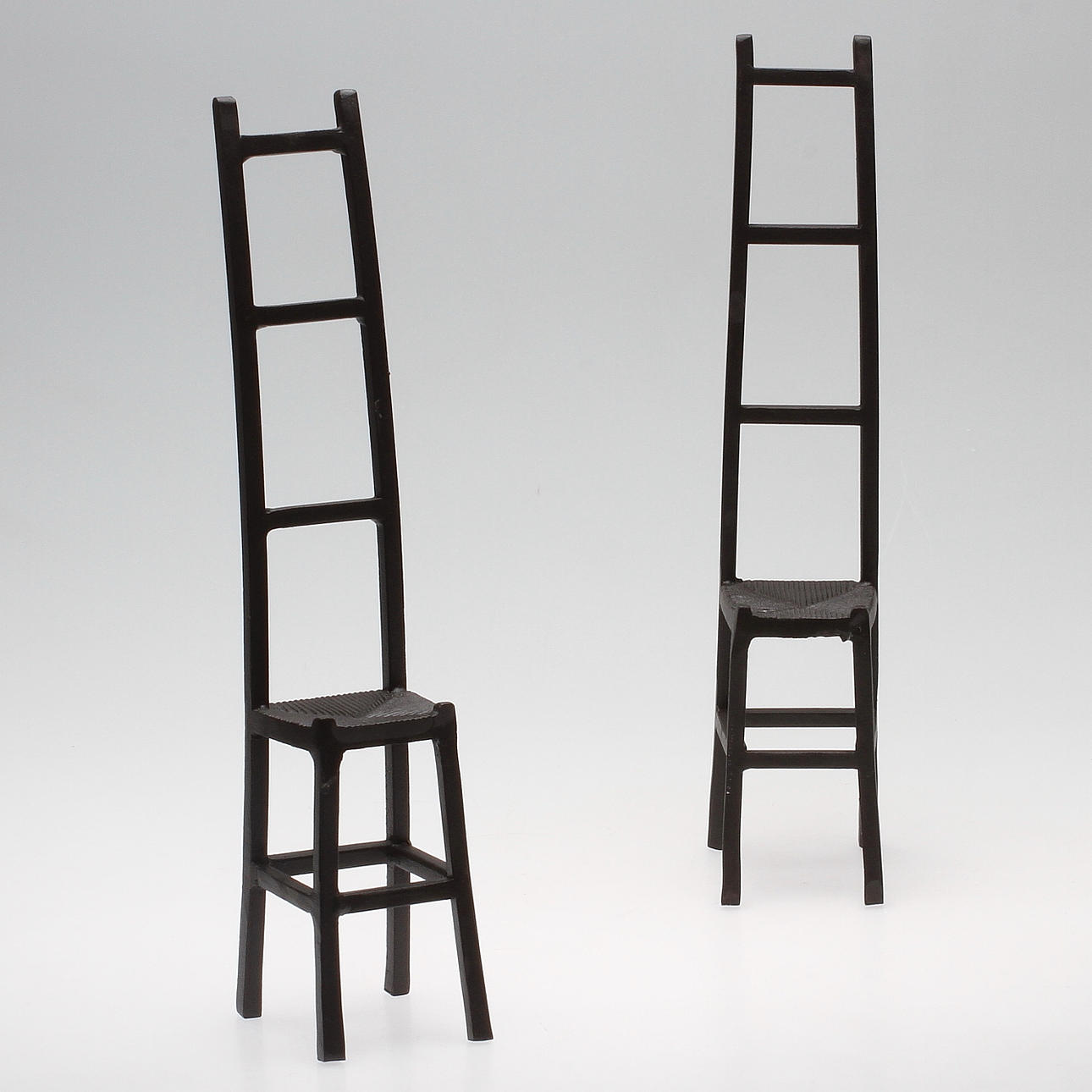 SKULPTURER, ett par, stolar, gjutjärn, 1900/2000-tal.