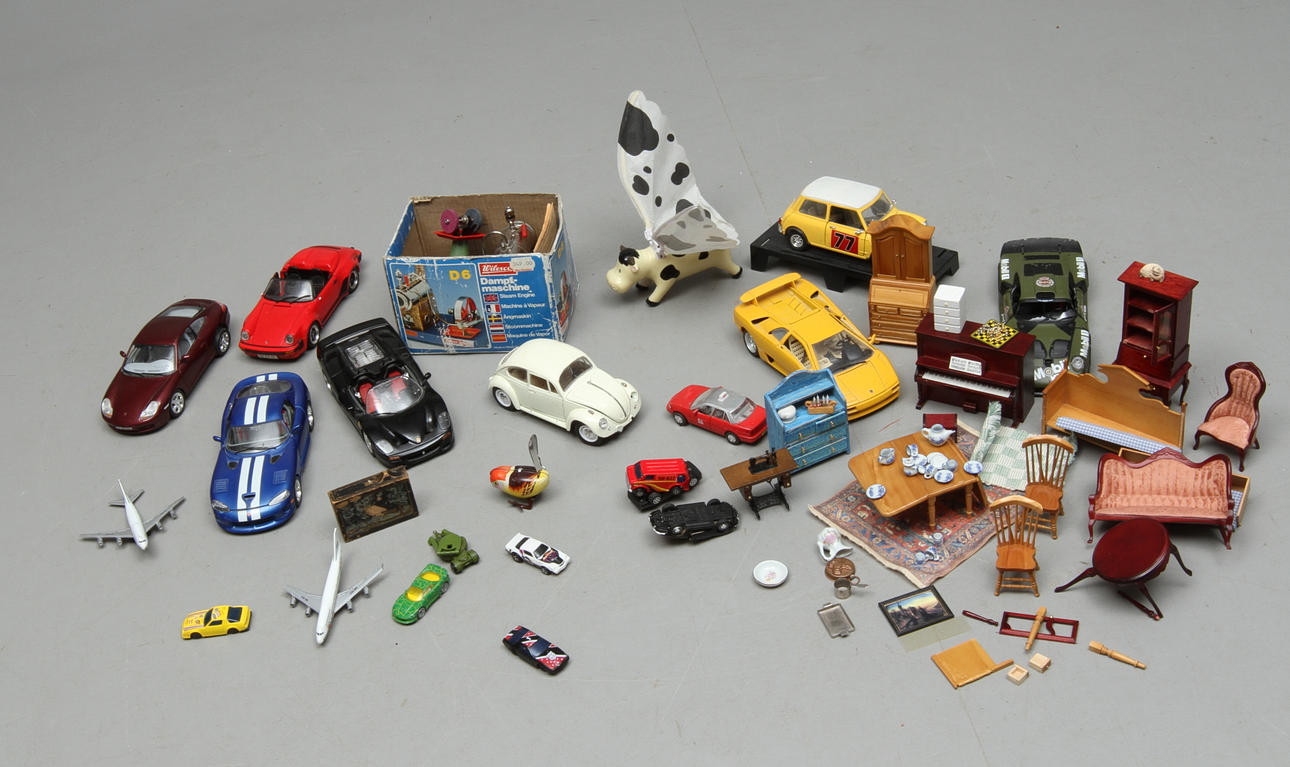 DIVERSE LEKSAKER modellbilar, ångmaskin Wilesco, dockmöbler med mera.