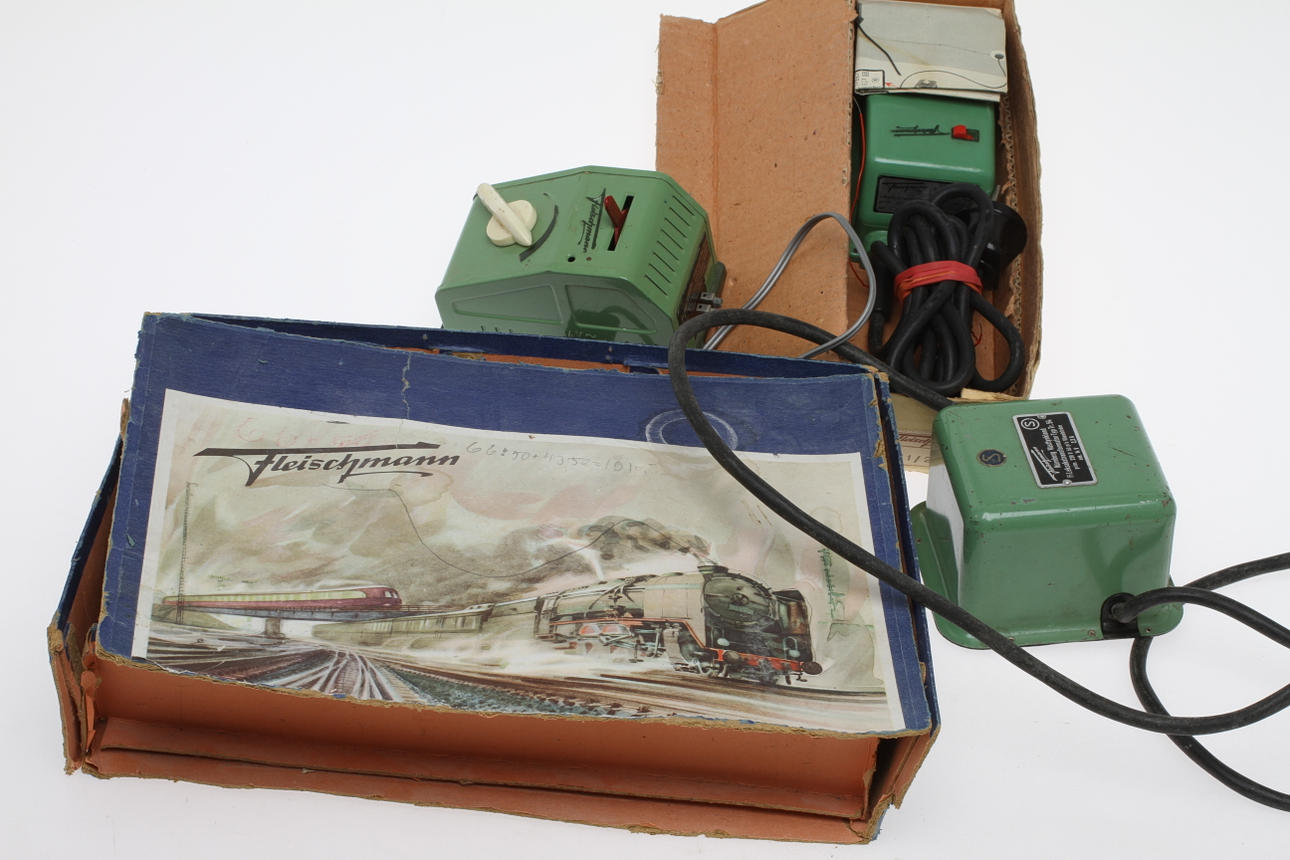 MODELLTÅG FLEISCHMANN tågsats med ånglok och 3 vagnar. 1950-tal. Originalkartong. Transformatorer.