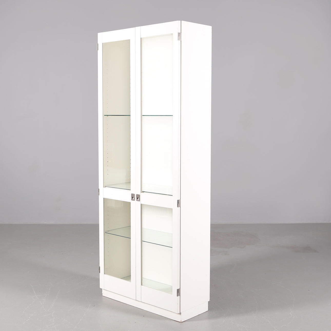 VITRINHYLLA "KA-72" i vitlack, Karl Andersson & söner, Husqvarna.