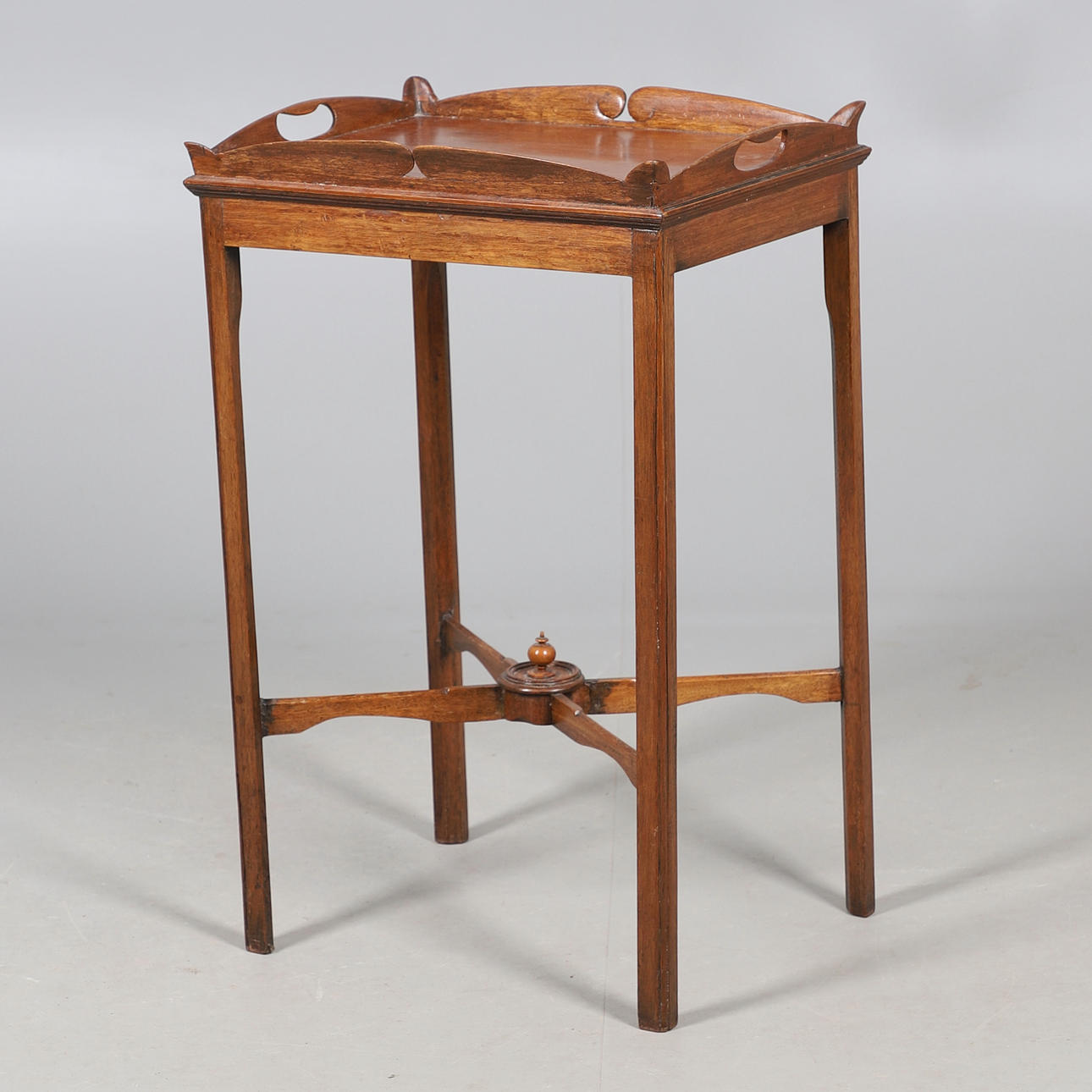 A MAHOGANY TRAY TOP OCCASIONAL TABLE.