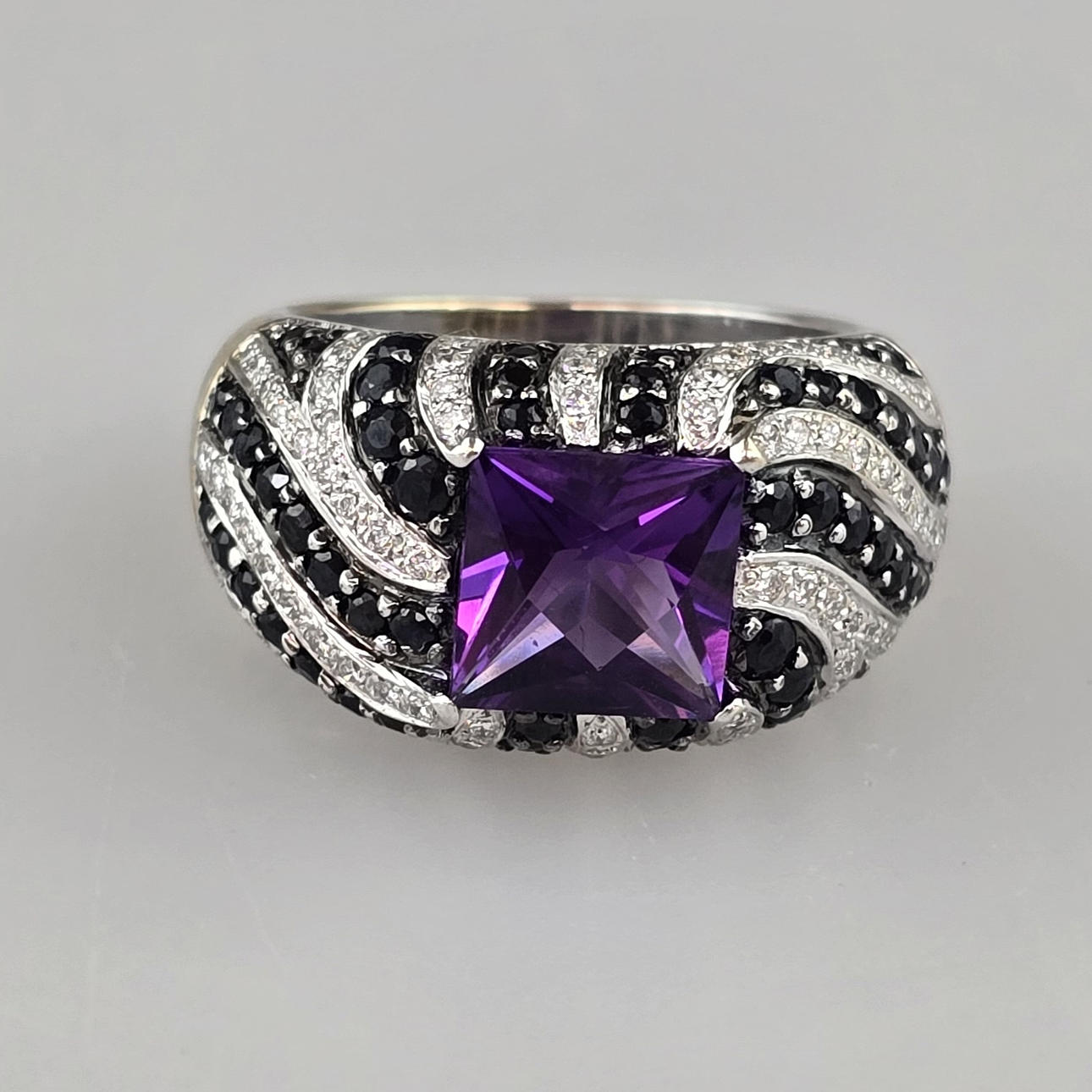 UNUSUAL 18K DIAMOND/AMETHYST RING.