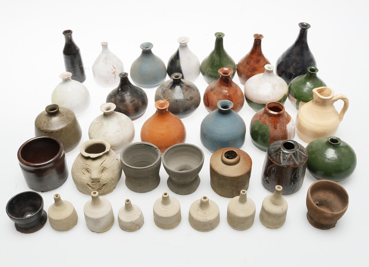 SAMLING MINIATYRVASER samt SKÅLAR, 35 st, keramik.