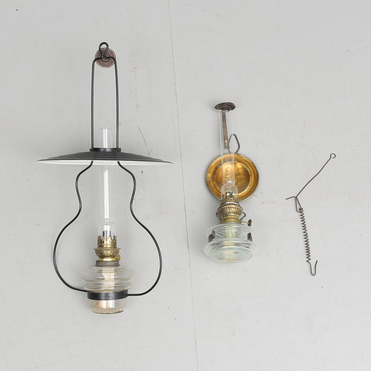 TAKFOTOGENLAMPA, samt VÄGGFOTOGENLAMPA.