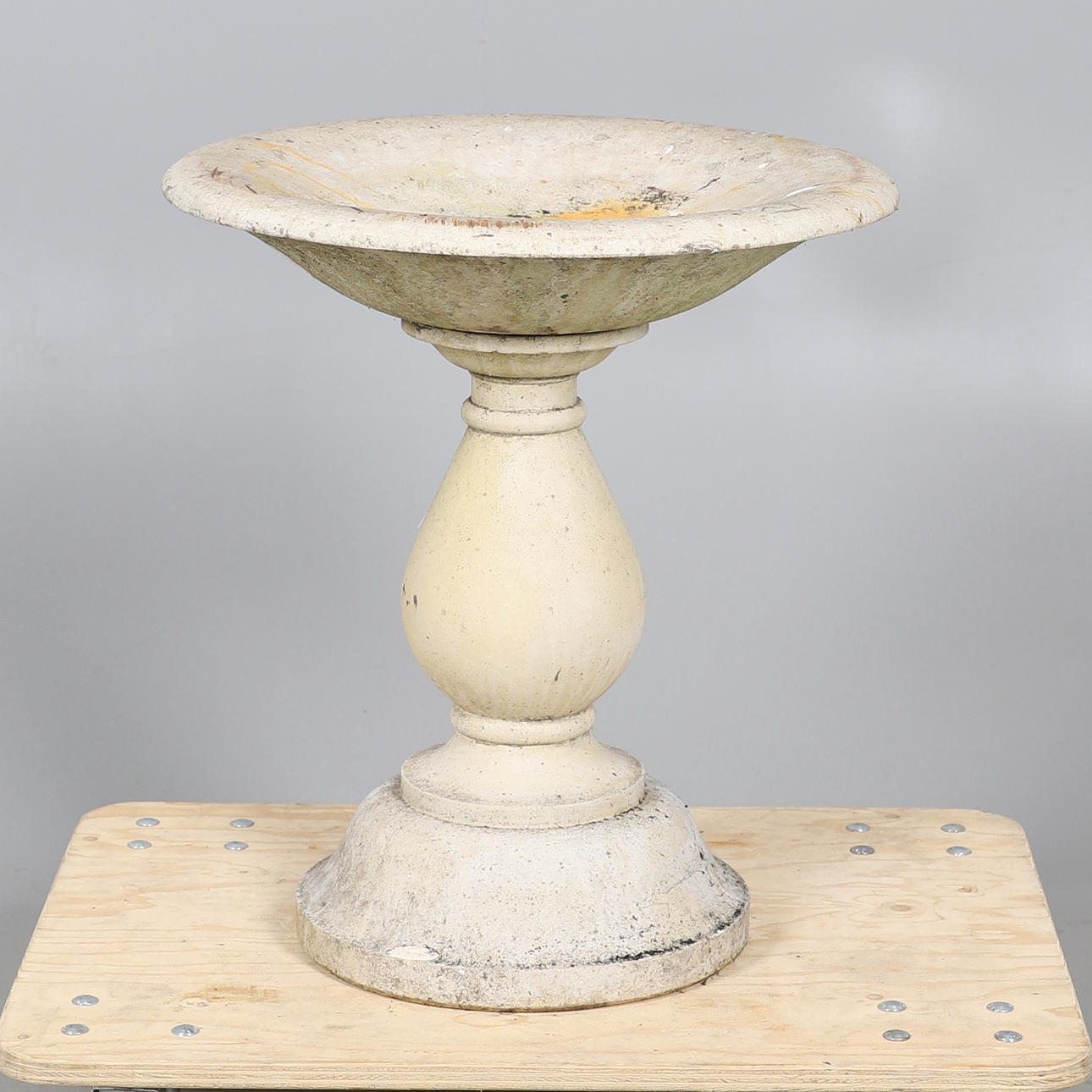 ET MODERNE FUGLEBAD I STØBT STEN.