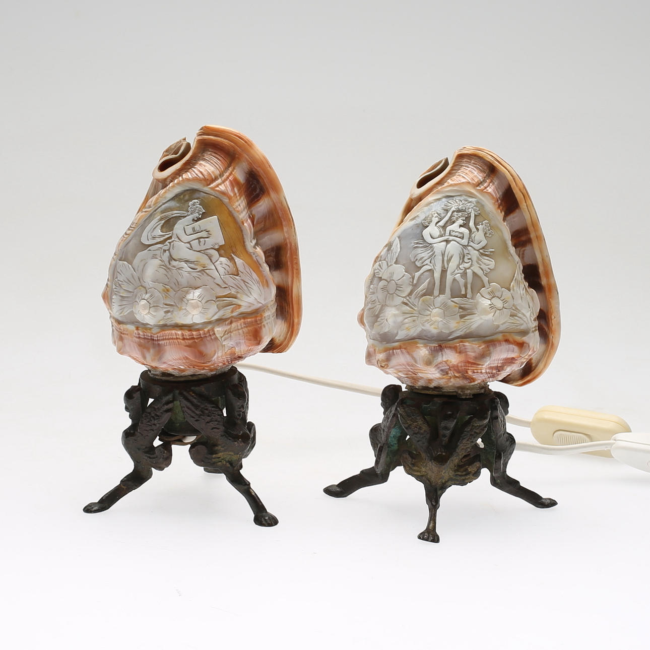 BORDSLAMPA, 2 st, snäckskal, 1900-tal.