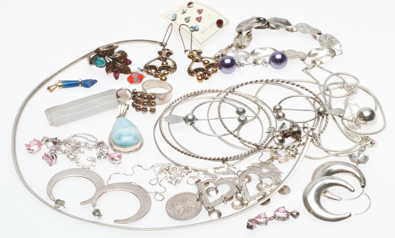 BIJOUTERIER, 1900/2000-tal, bla silver.