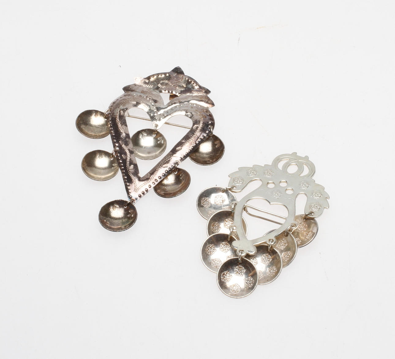 BROSCHER, 2 st, silver, allmoge, 1900-tal.