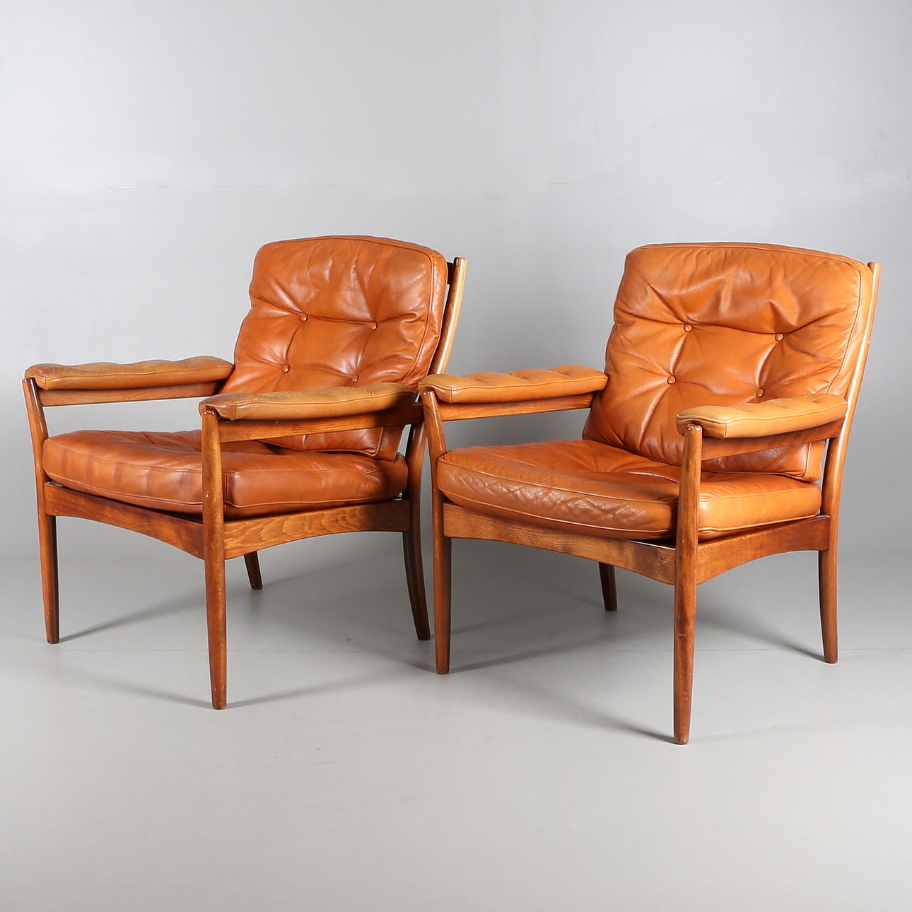 FÅTÖLJER, ett par, skinn/trä, Göte Möbler, Nässjö, 1900-talets andra hälft.