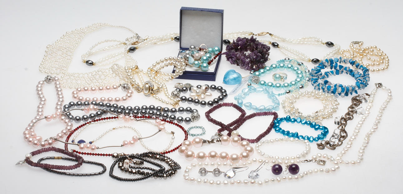 BIJOUTERIER, 1900/2000-tal, bla sötvattens odlade pärlor.