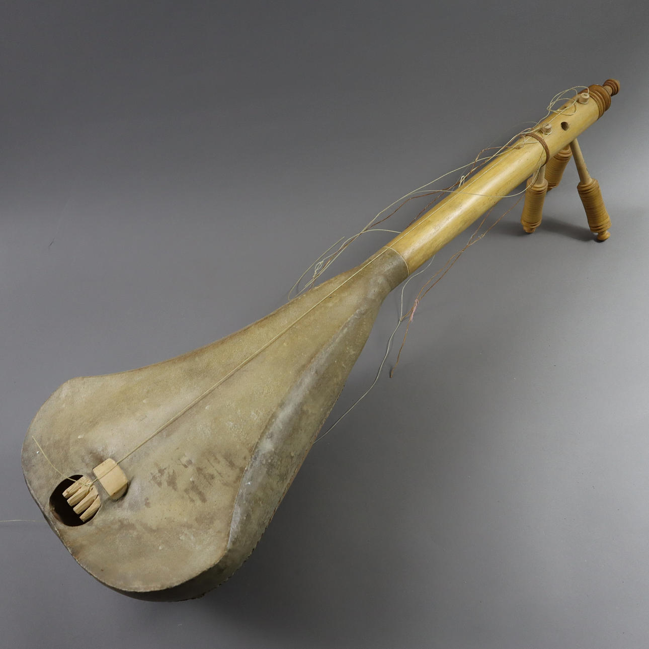 INSTRUMENTO DE CUERDA LOUTAR.