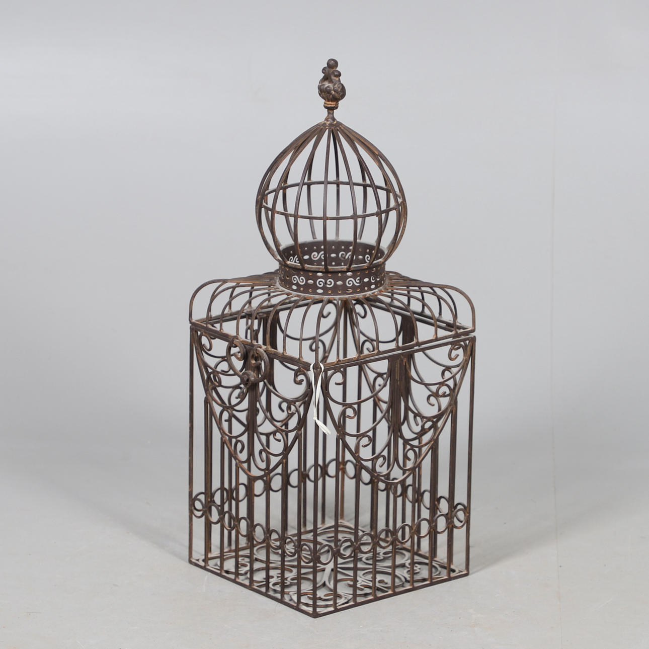 A WROUGHT METAL BIRD CAGE. Silver & Metals - Other metals - Auctionet