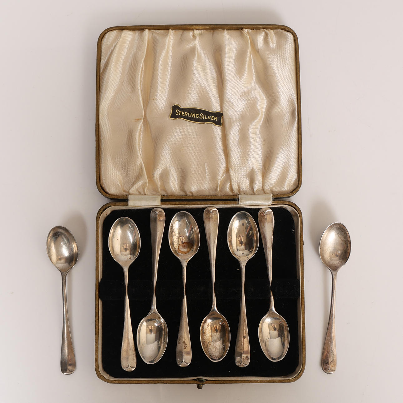EIGHT GEORGE V SILVER TEASPOONS (8).