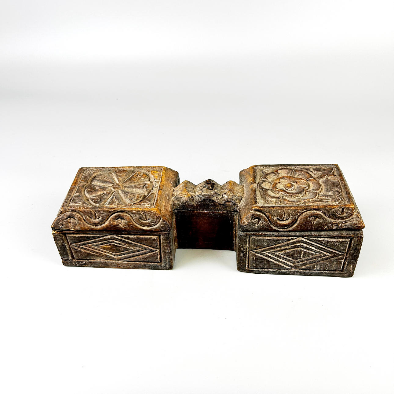 SNIDAD BETELMUTTERLÅDA I TRÄ.