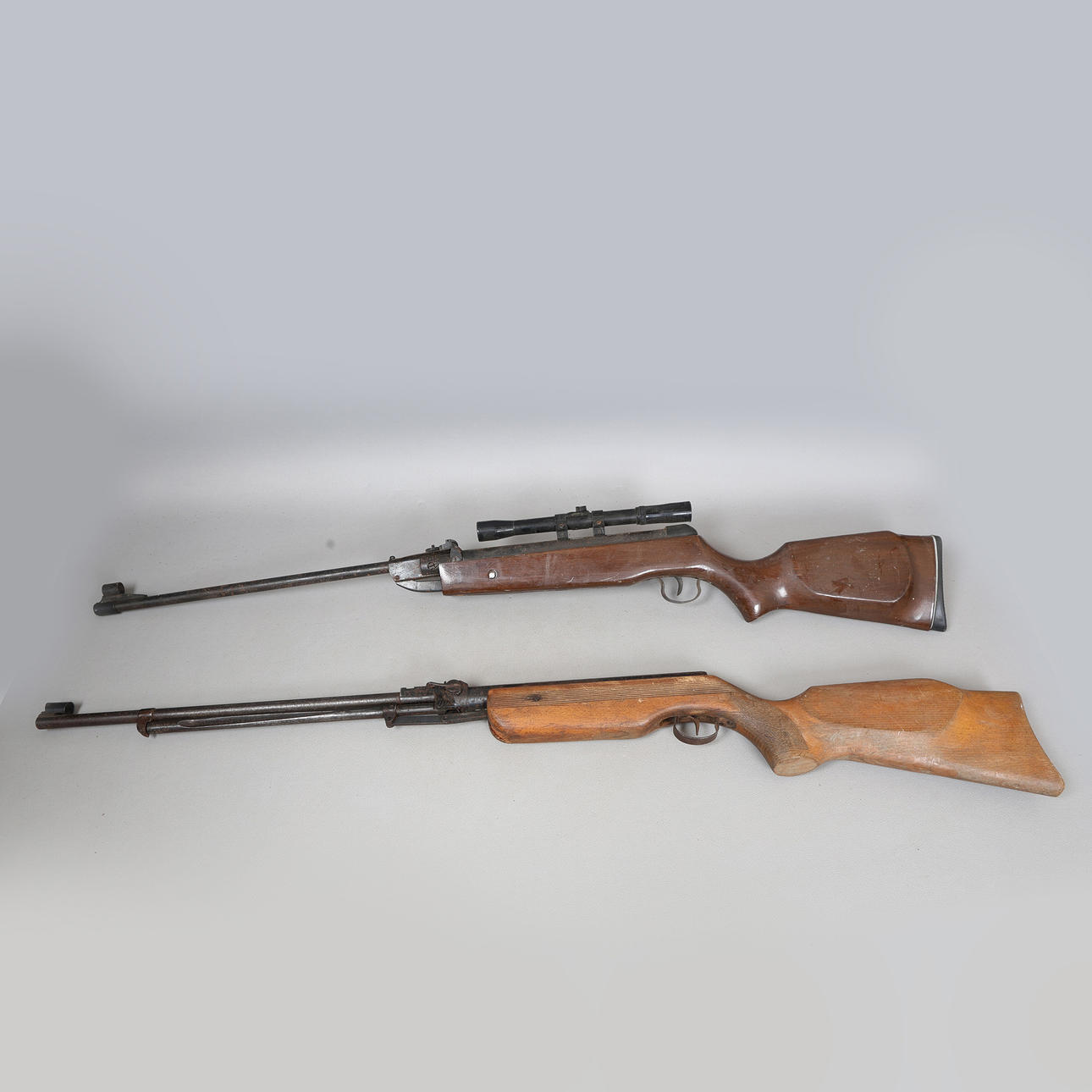 TWO .22 AIR RIFLES (2). Weapons & Militaria - Airguns - Auctionet