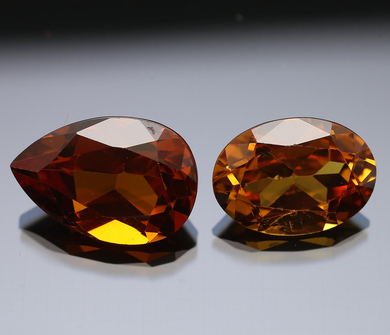 SAFIRER, 2 st, orange, diffusionsbehandlade, totalt 18,55 ct.