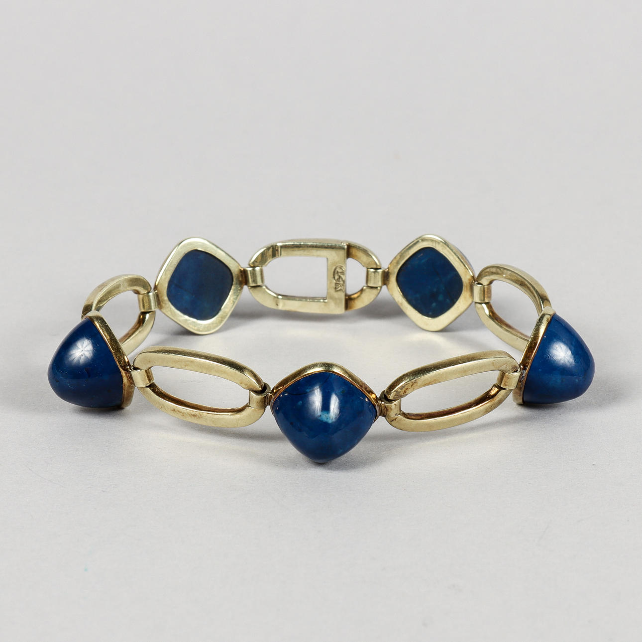 BRACELET 14k gold with square cabochon-cut Lapiz Lazuli.